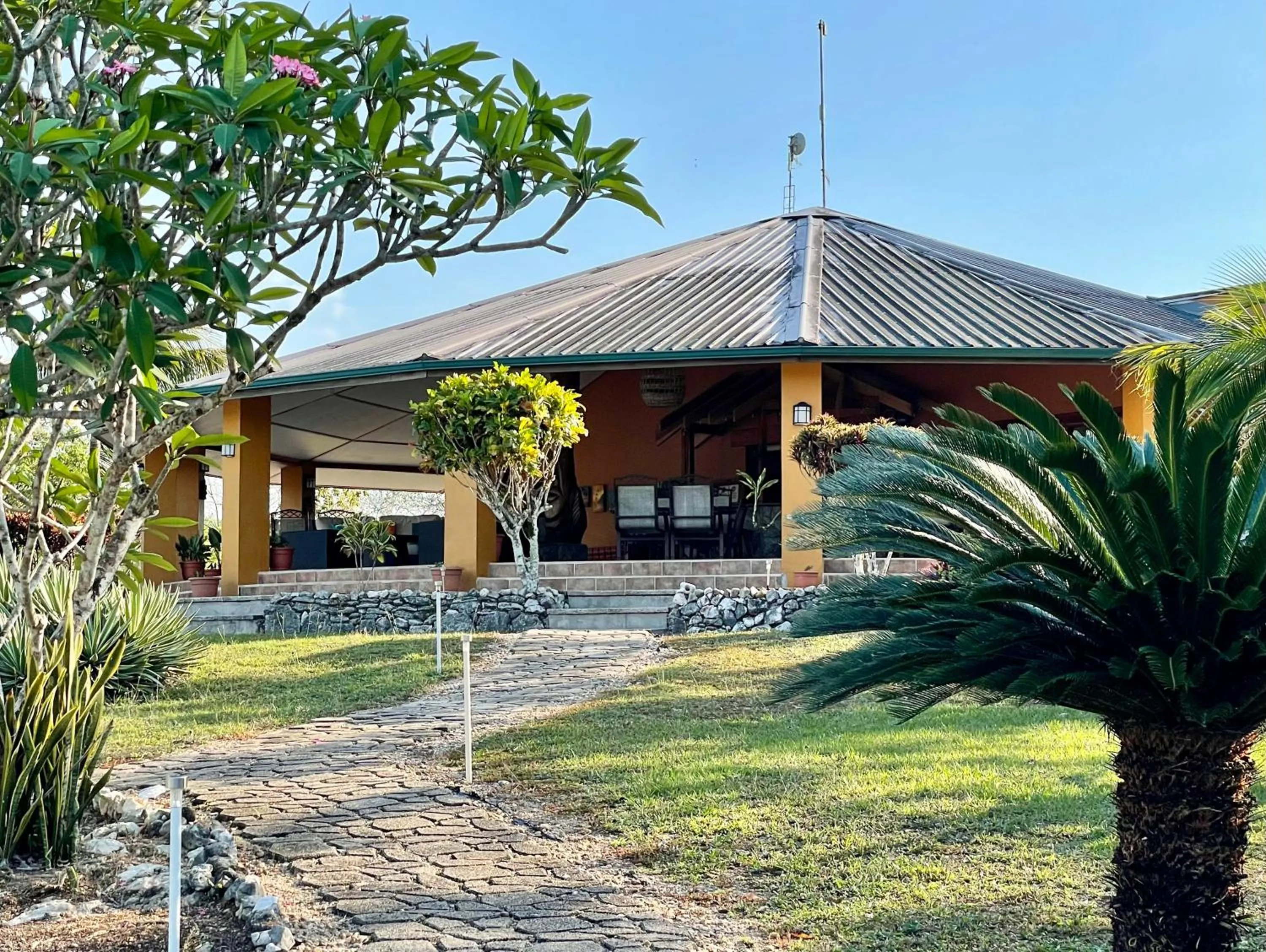 Property building in Gumbo Limbo Jungle Resort