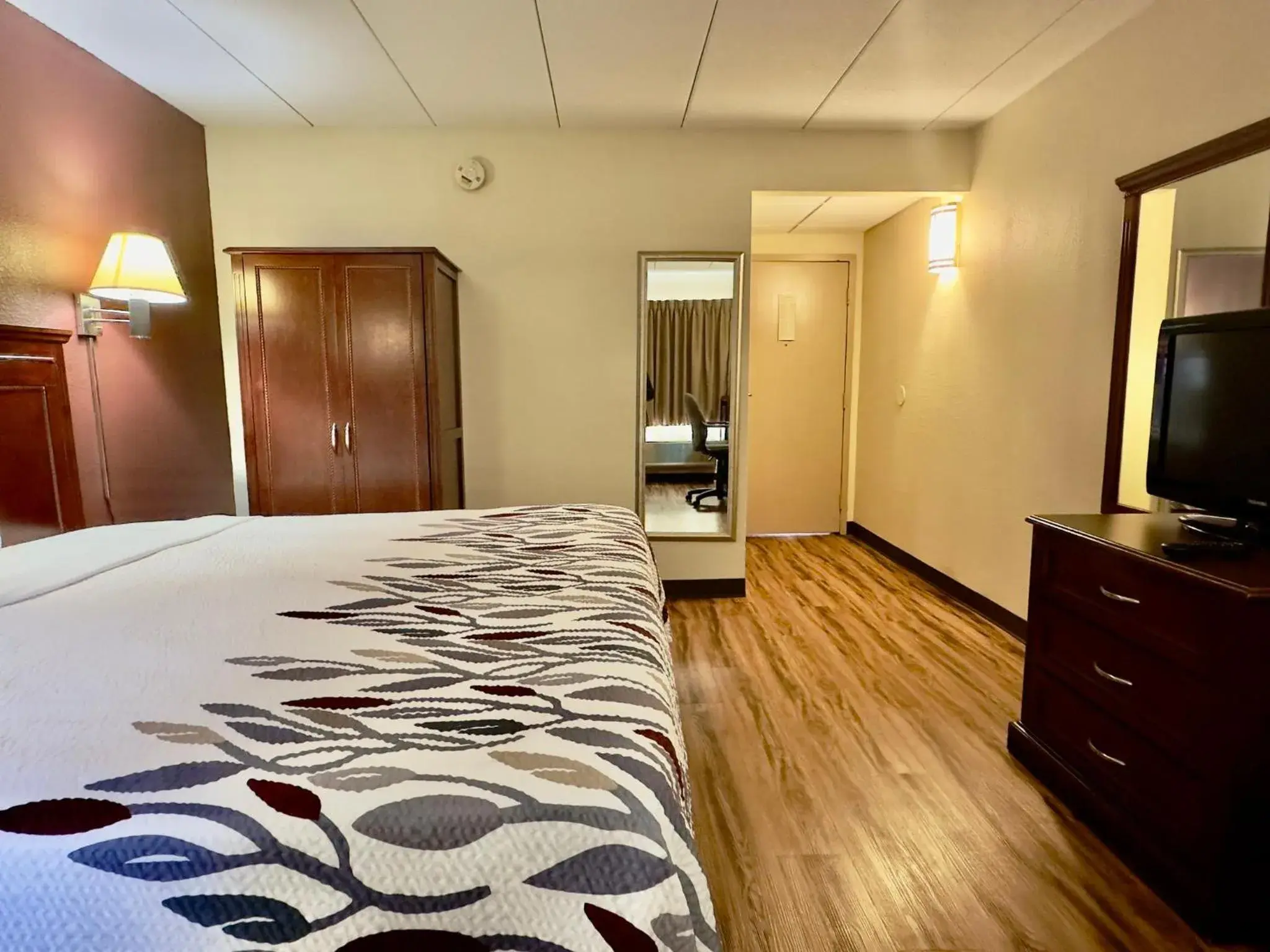 Superior King Room Smoking in Red Roof Inn Hartford - Vernon Superior King Room Smoking in Red Roof Inn Hartford - Vernon