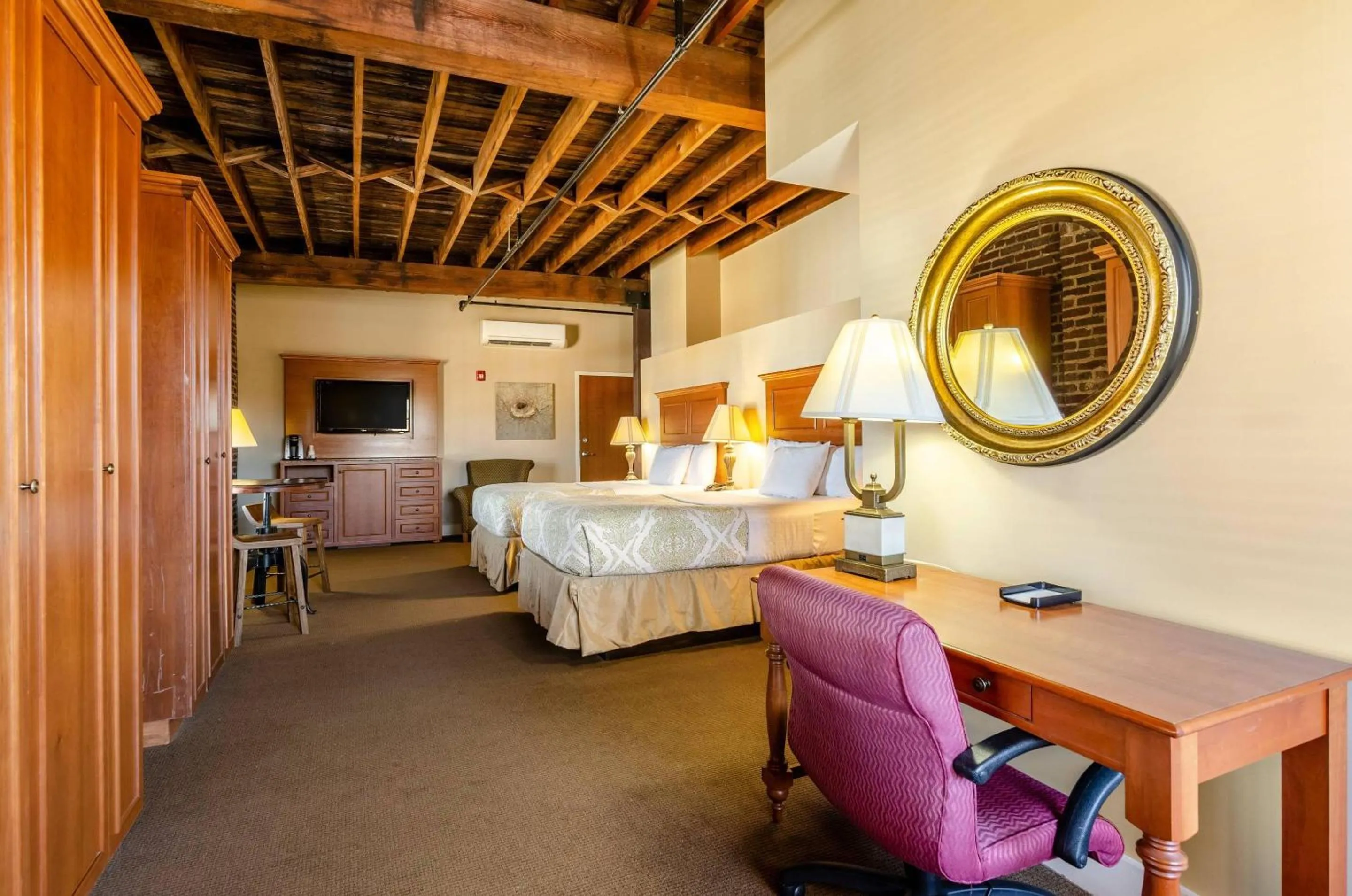 Bedroom, Bed in Jackson Park Inn, an Ascend Collection Hotel