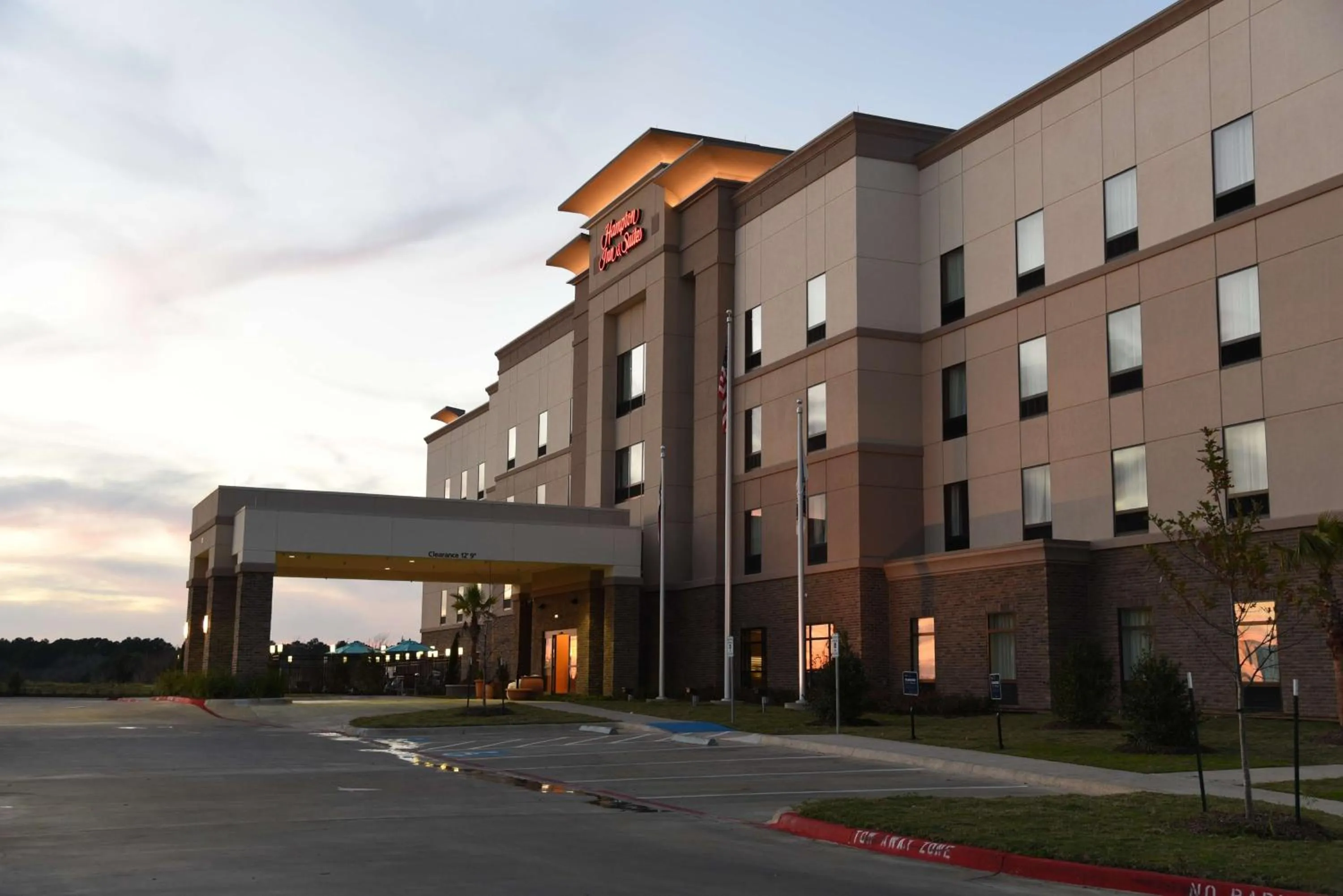 Property building in Hampton Inn & Suites Huntsville