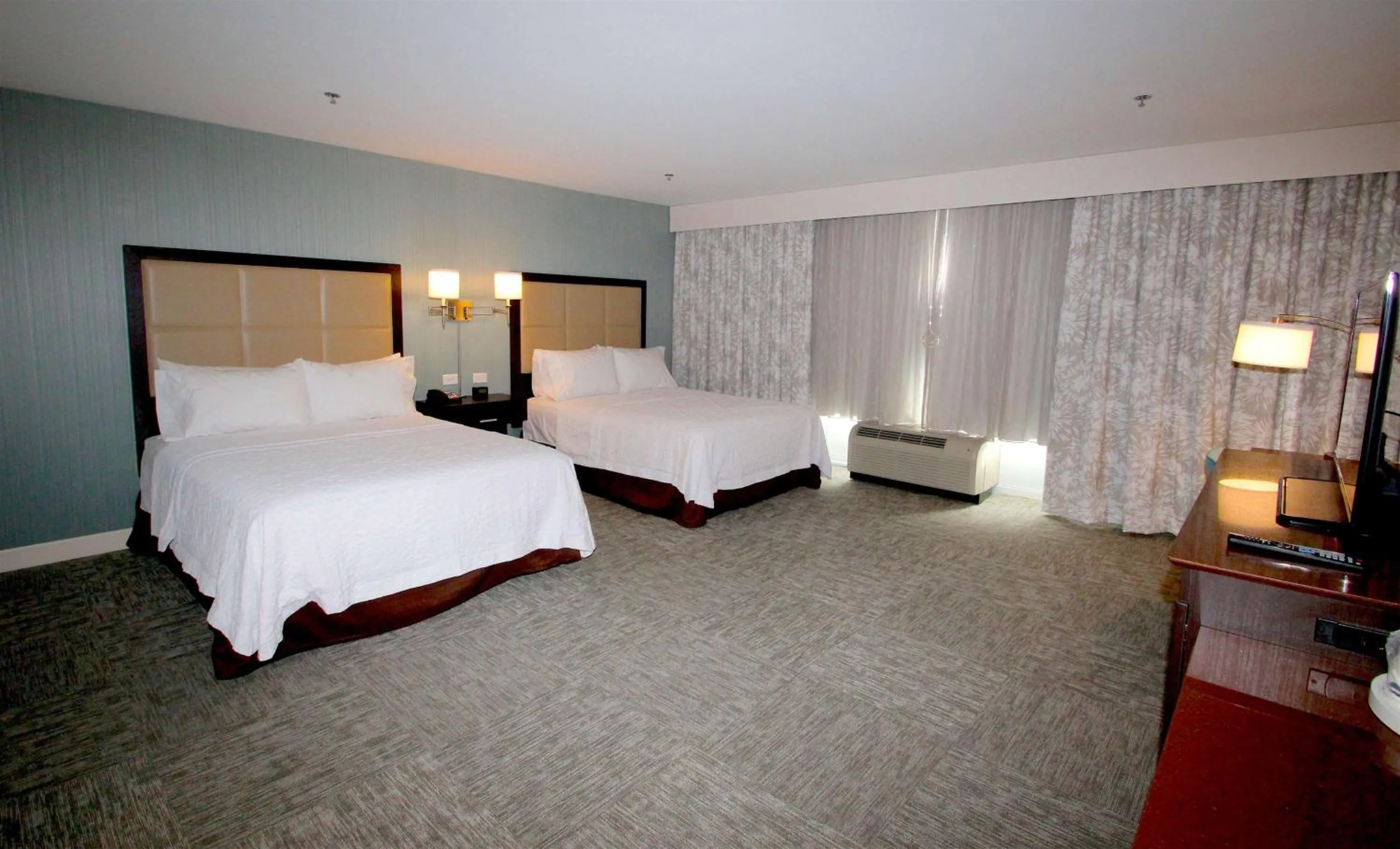 Bed in Hampton Inn- Suffolk