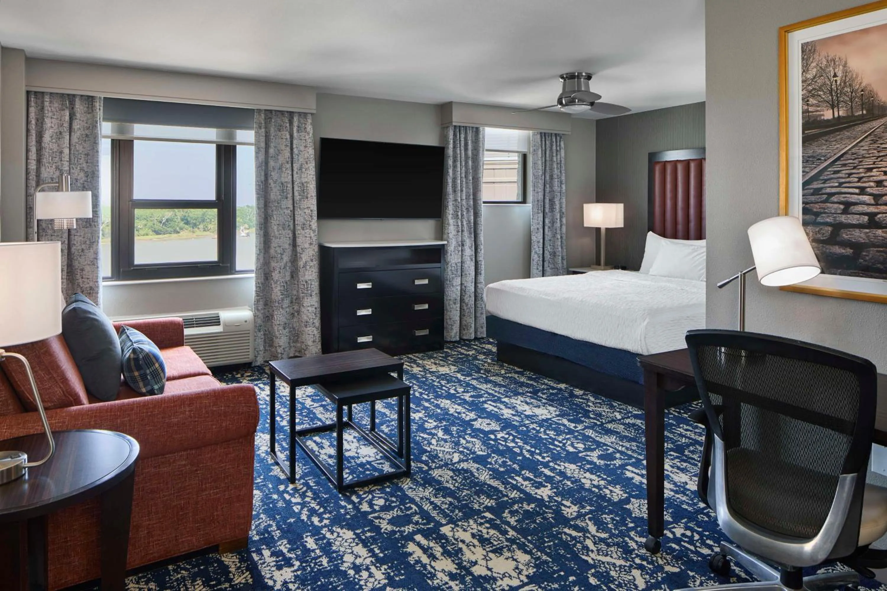 Living room, Bed in Homewood Suites Savannah Historic District/Riverfront
