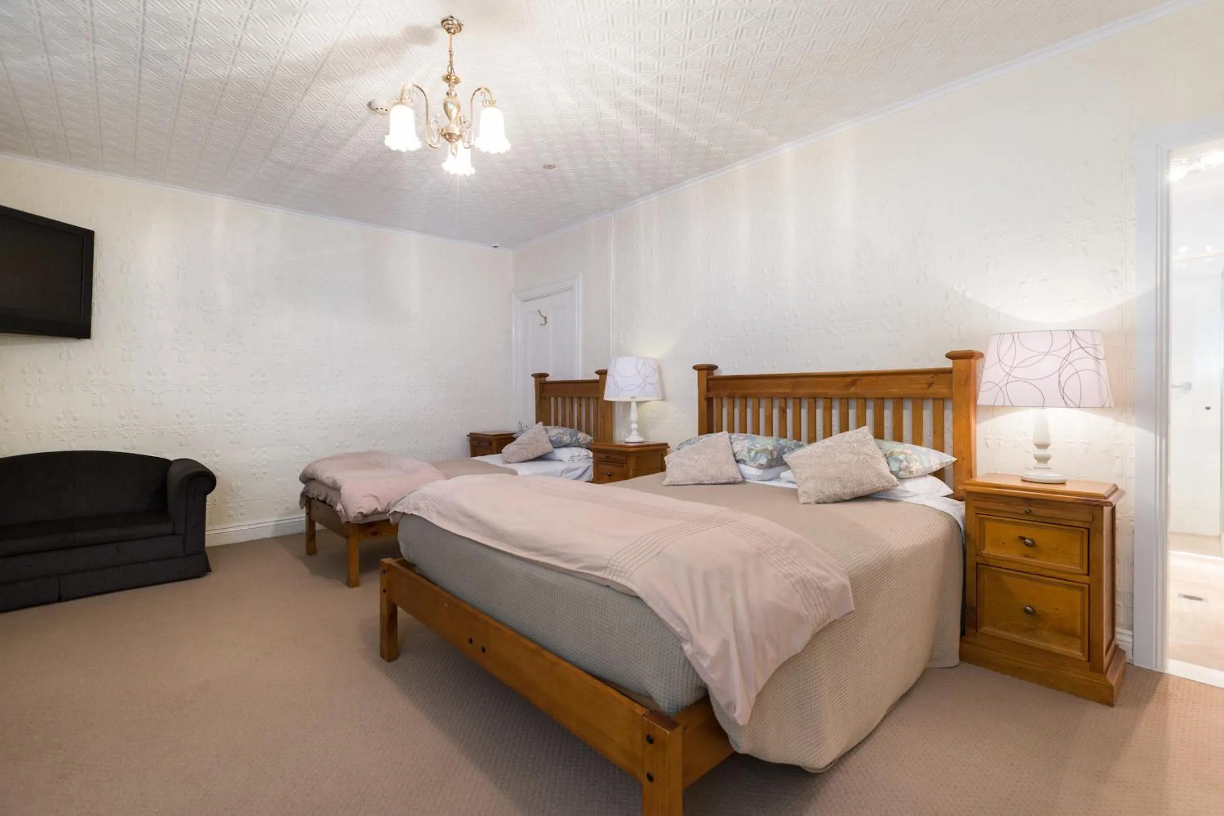 Photo of the whole room, Bed in Peel Inn Hotel Nundle