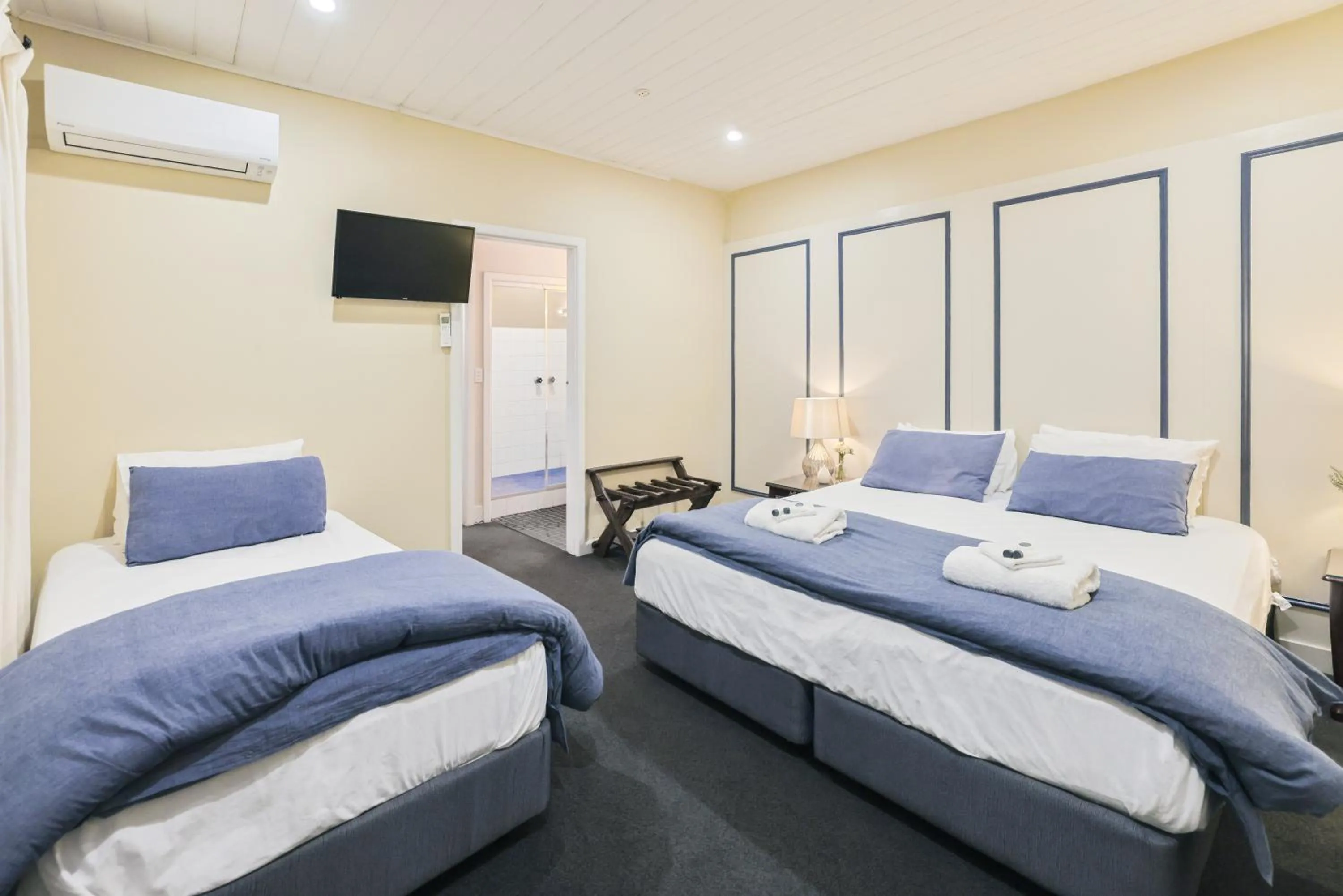 Bedroom, Bed in Peel Inn Hotel Nundle