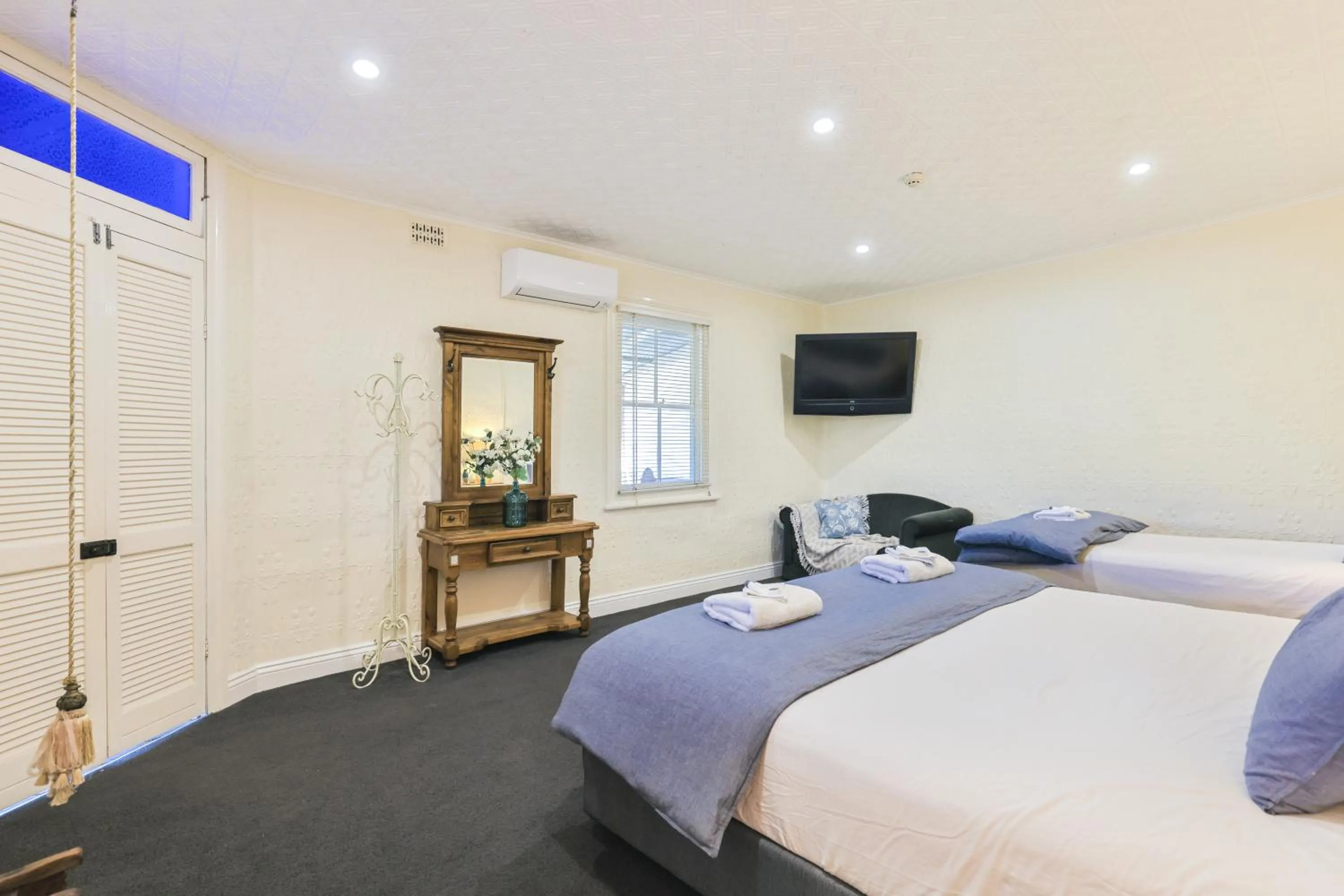 Bedroom, Bed in Peel Inn Hotel Nundle