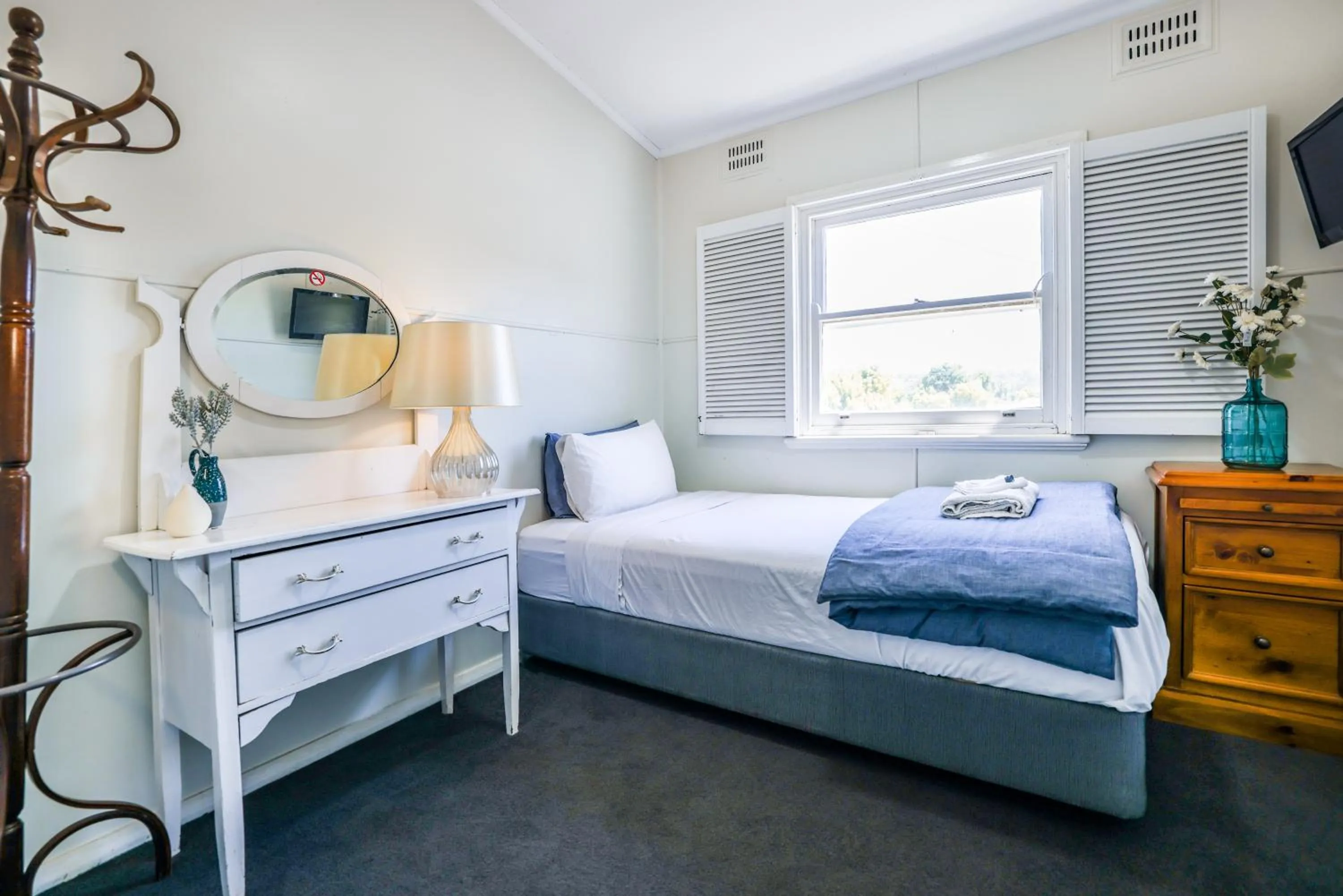 Photo of the whole room, Bed in Peel Inn Hotel Nundle