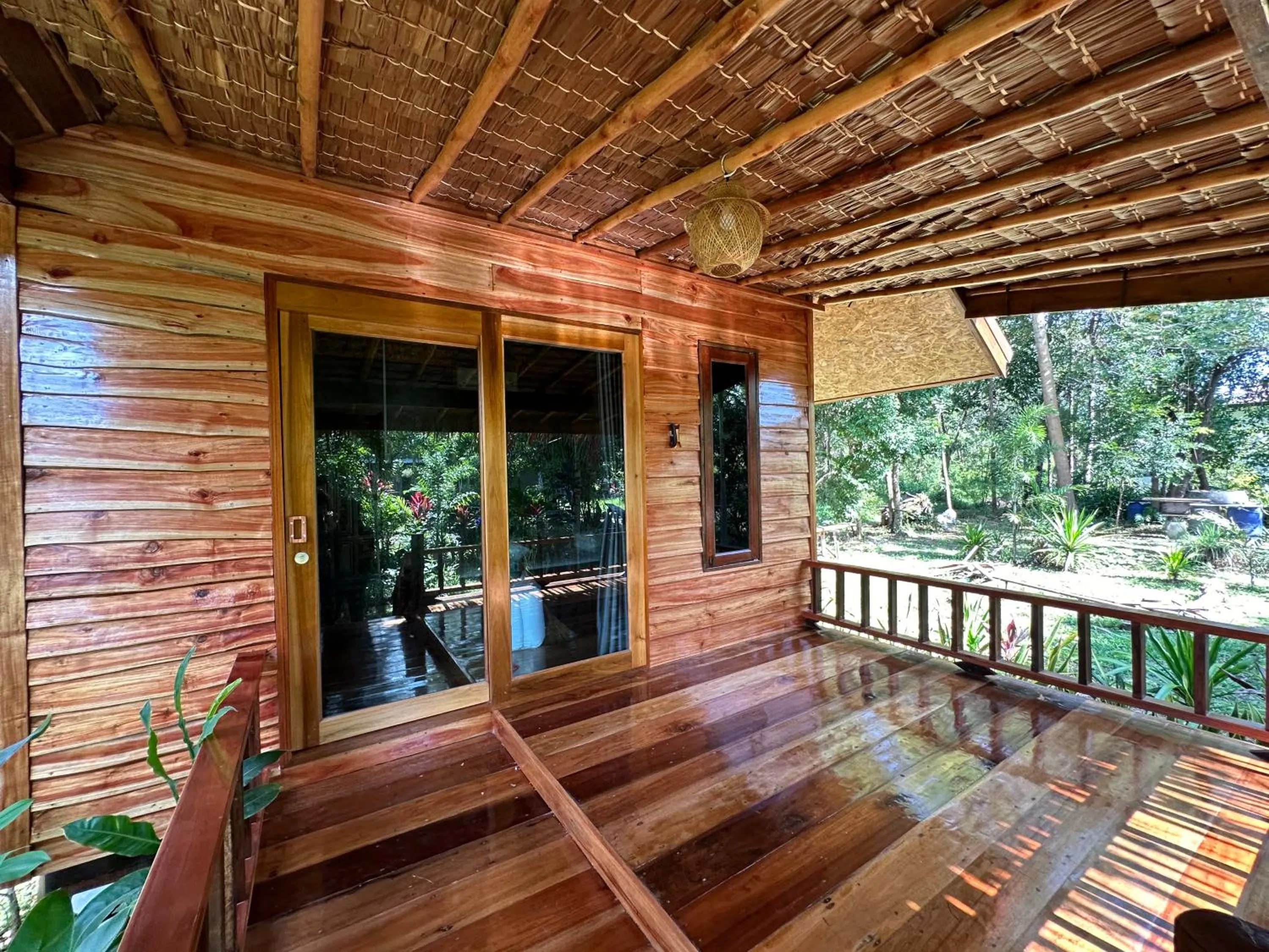 Koh Jum Bungalow & Hostel