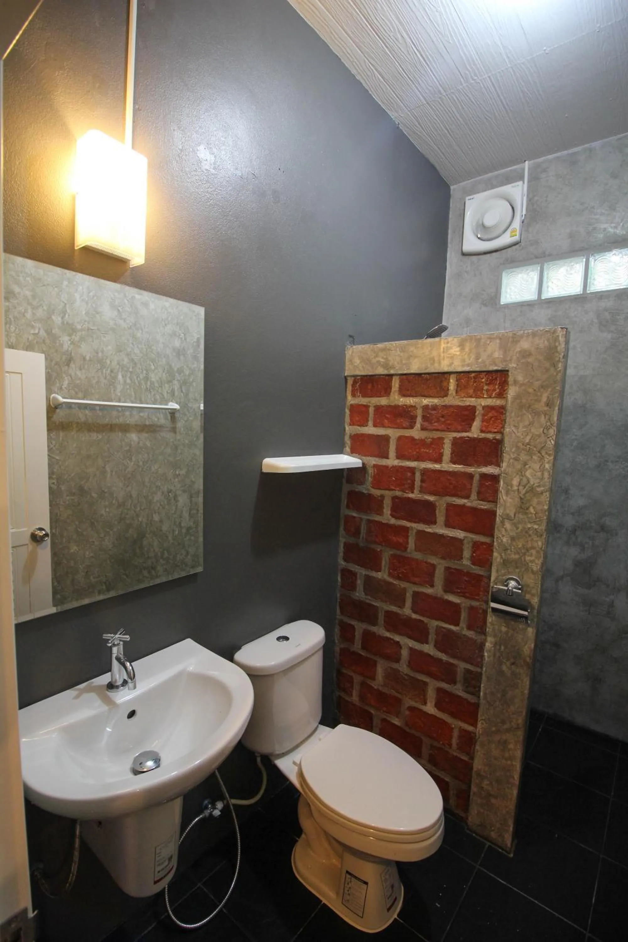 Bathroom in Koh Jum Bungalow & Hostel