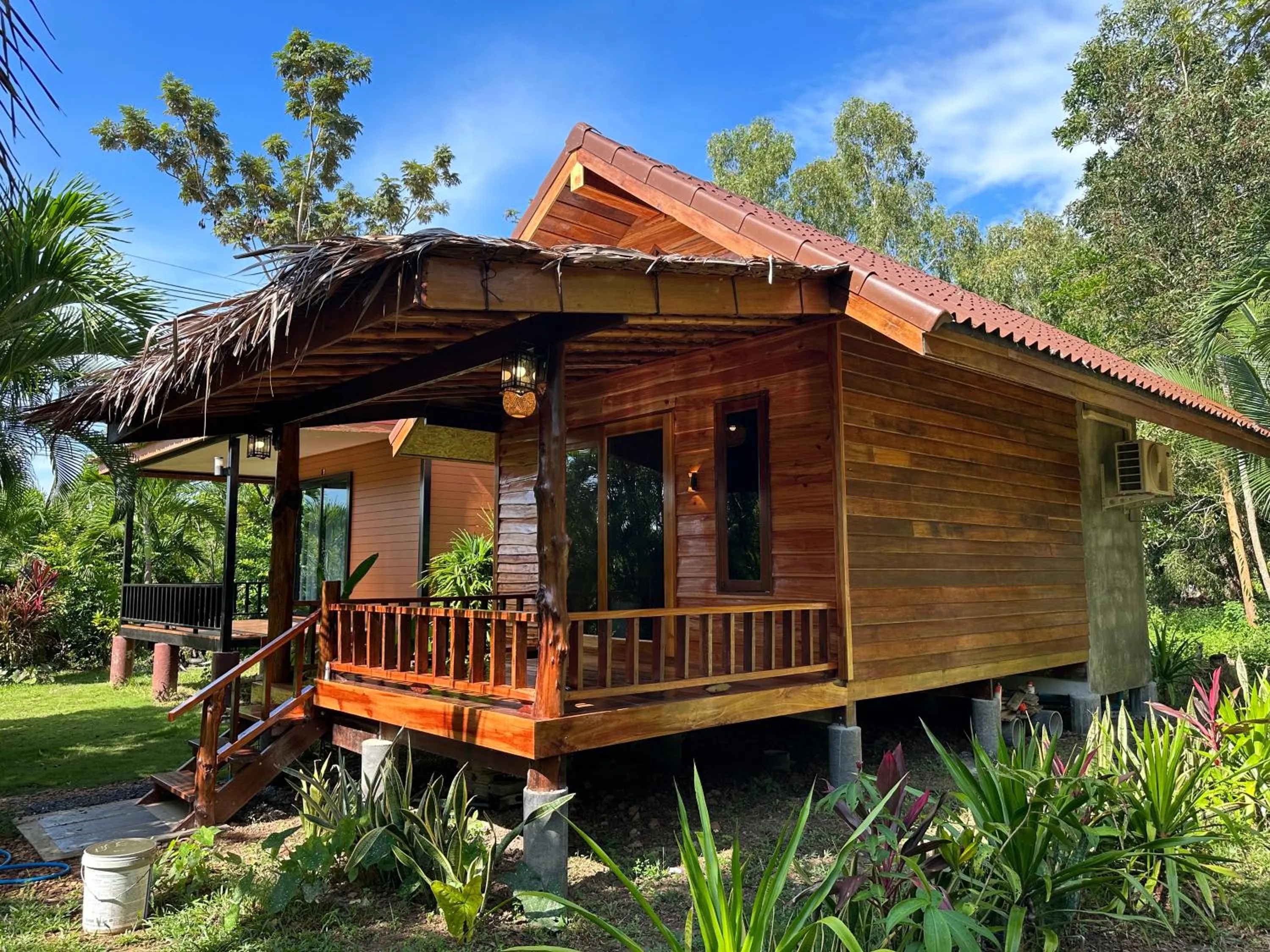 Koh Jum Bungalow & Hostel