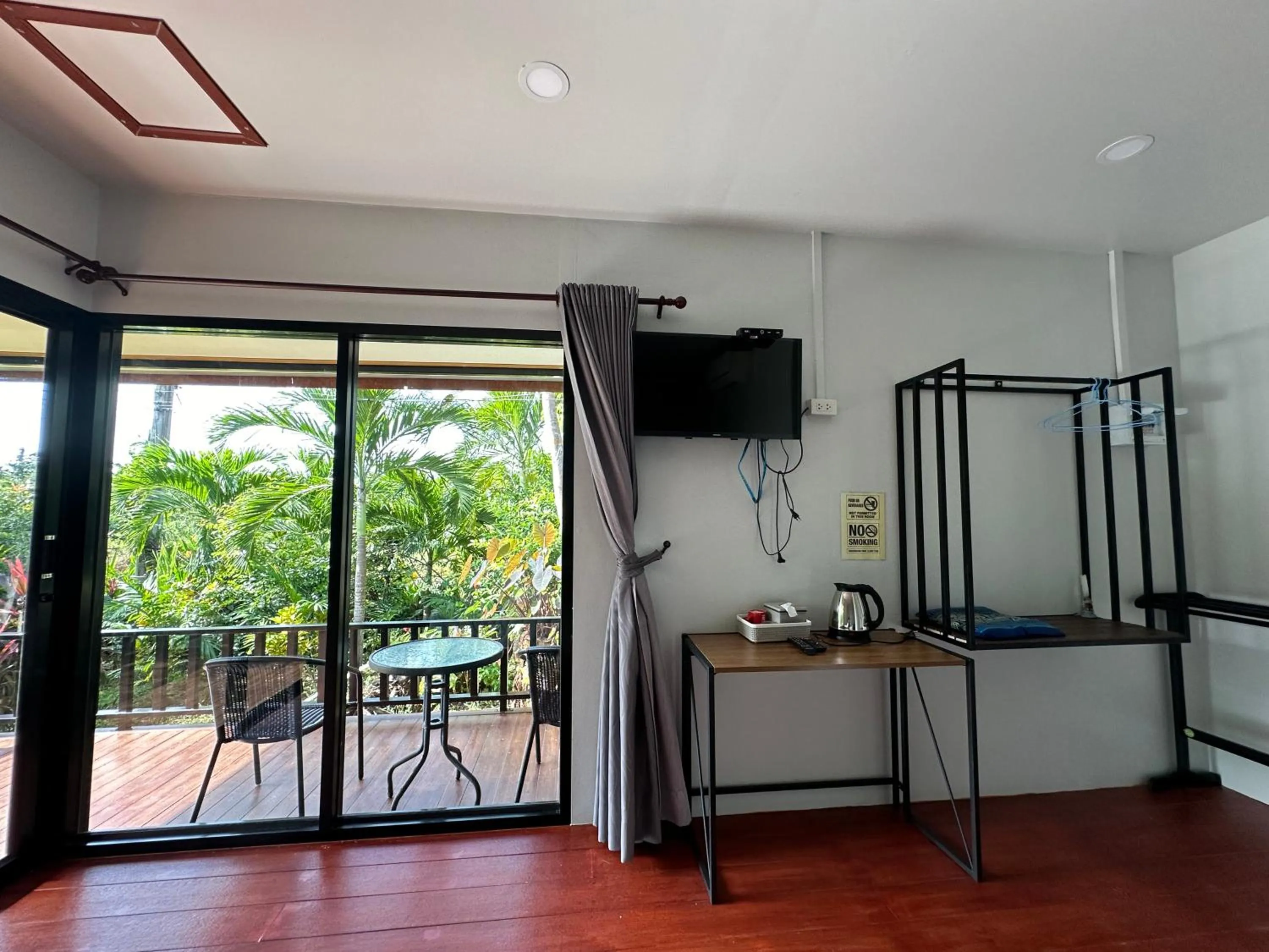 Koh Jum Bungalow & Hostel