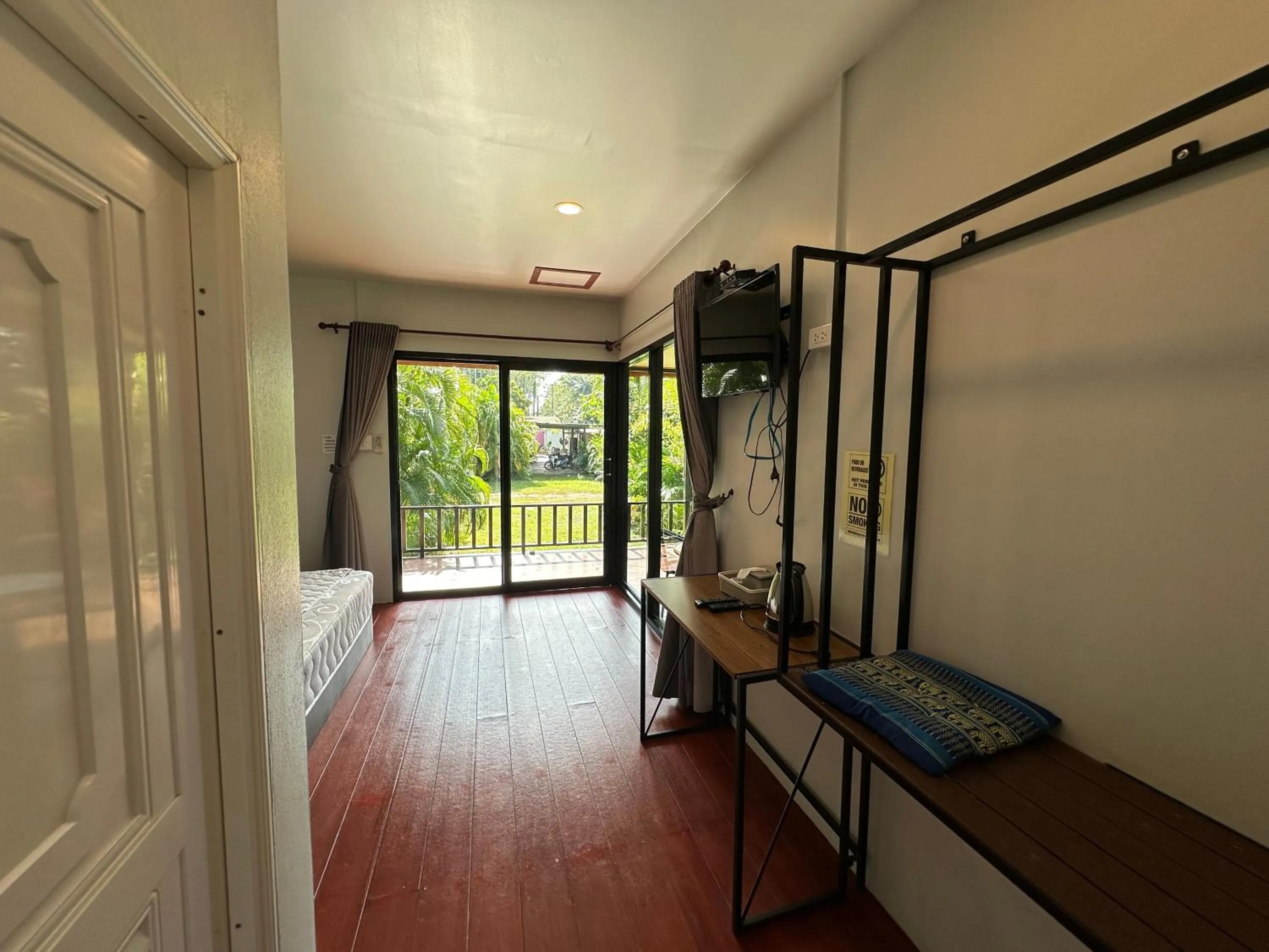 Koh Jum Bungalow & Hostel