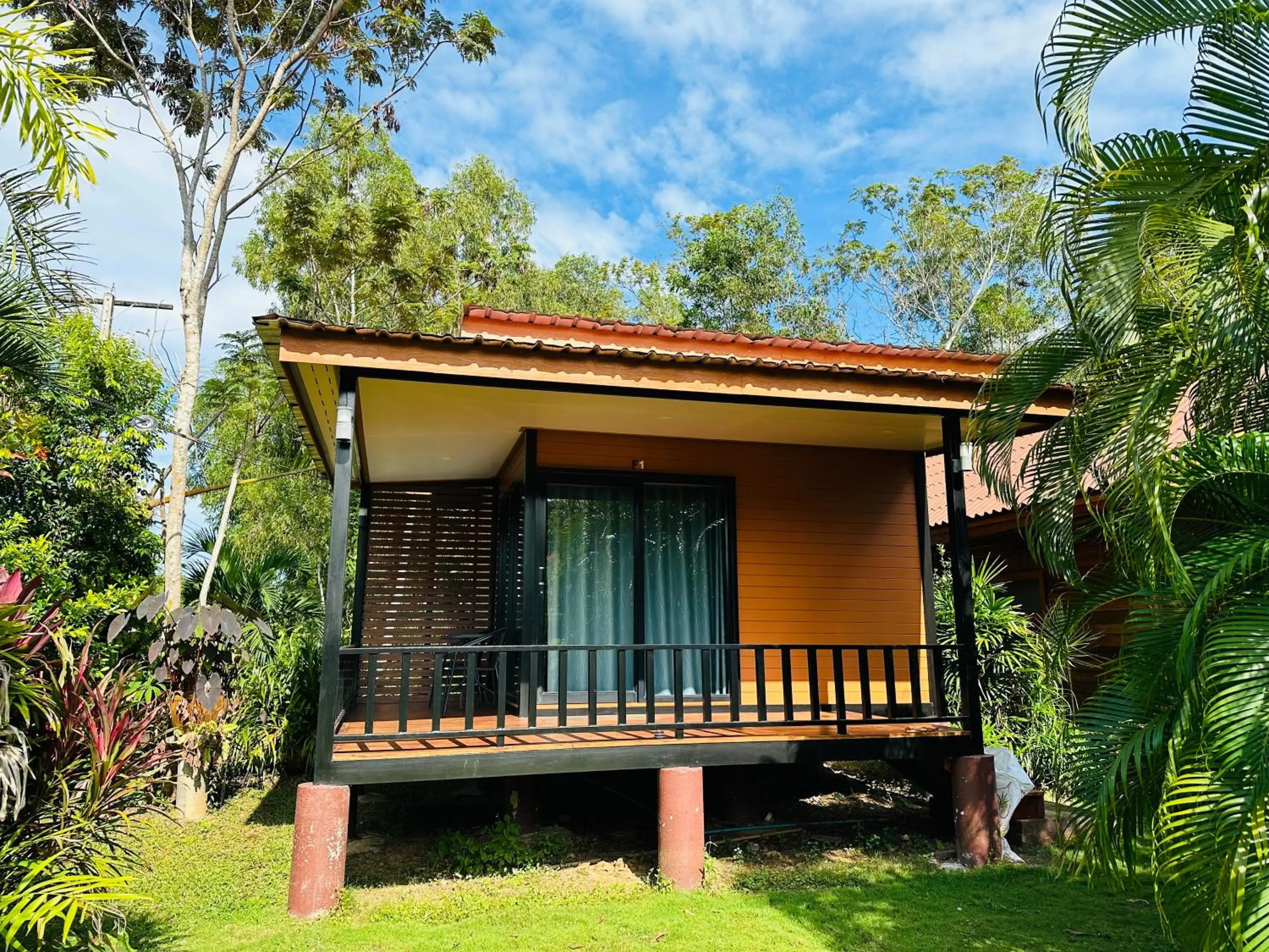 Koh Jum Bungalow & Hostel