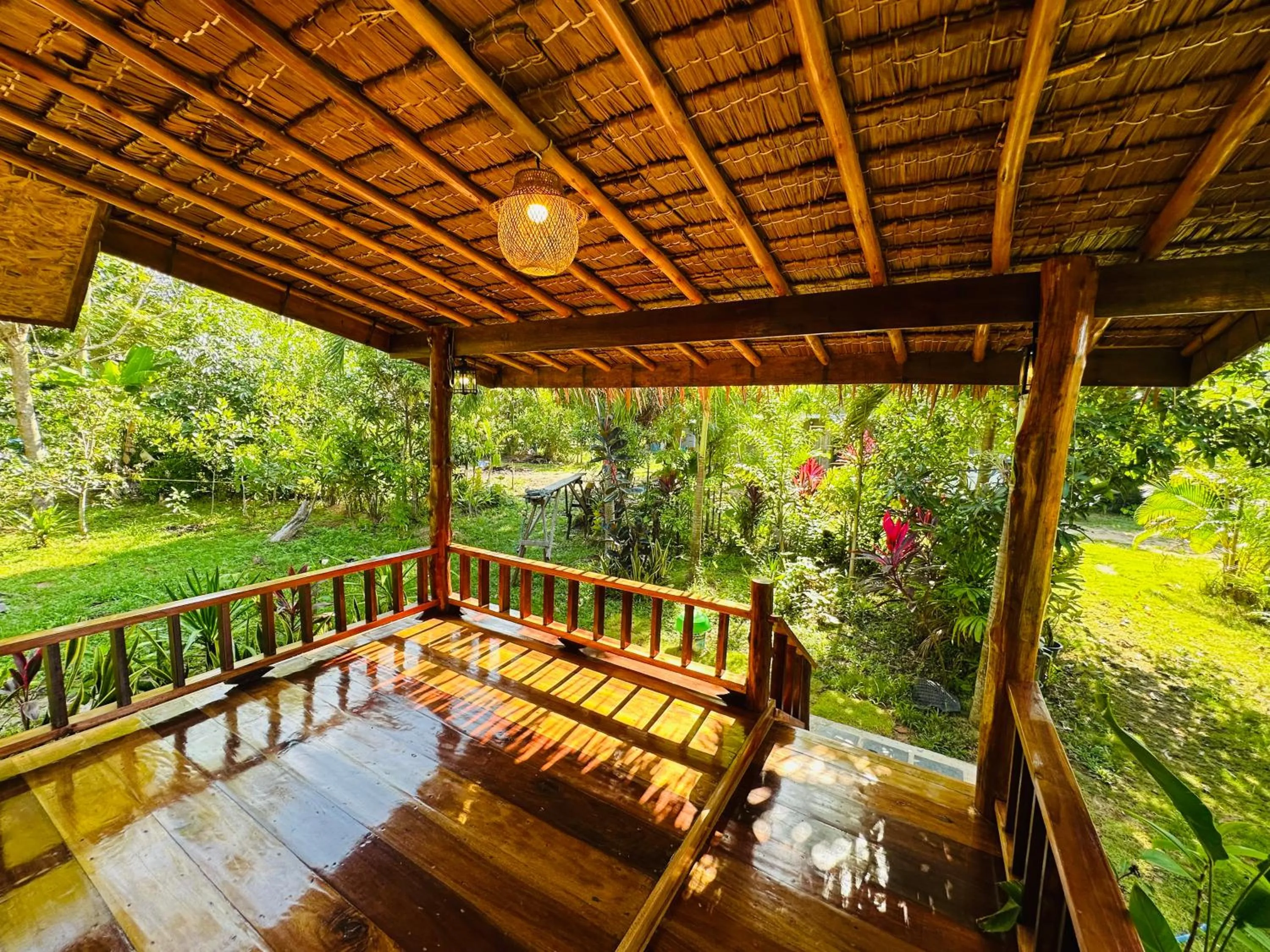Balcony/Terrace in Koh Jum Bungalow & Hostel
