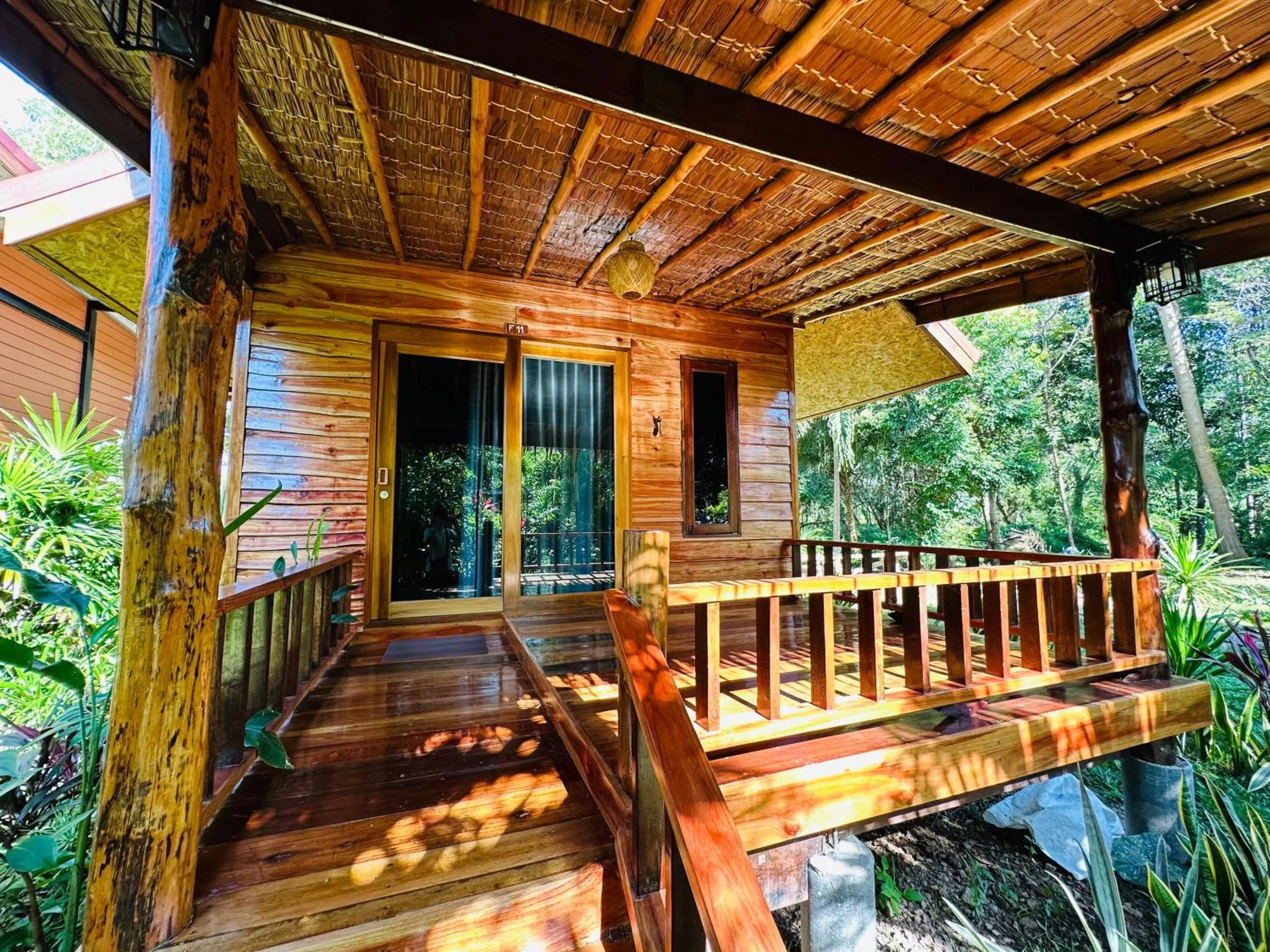 Koh Jum Bungalow & Hostel