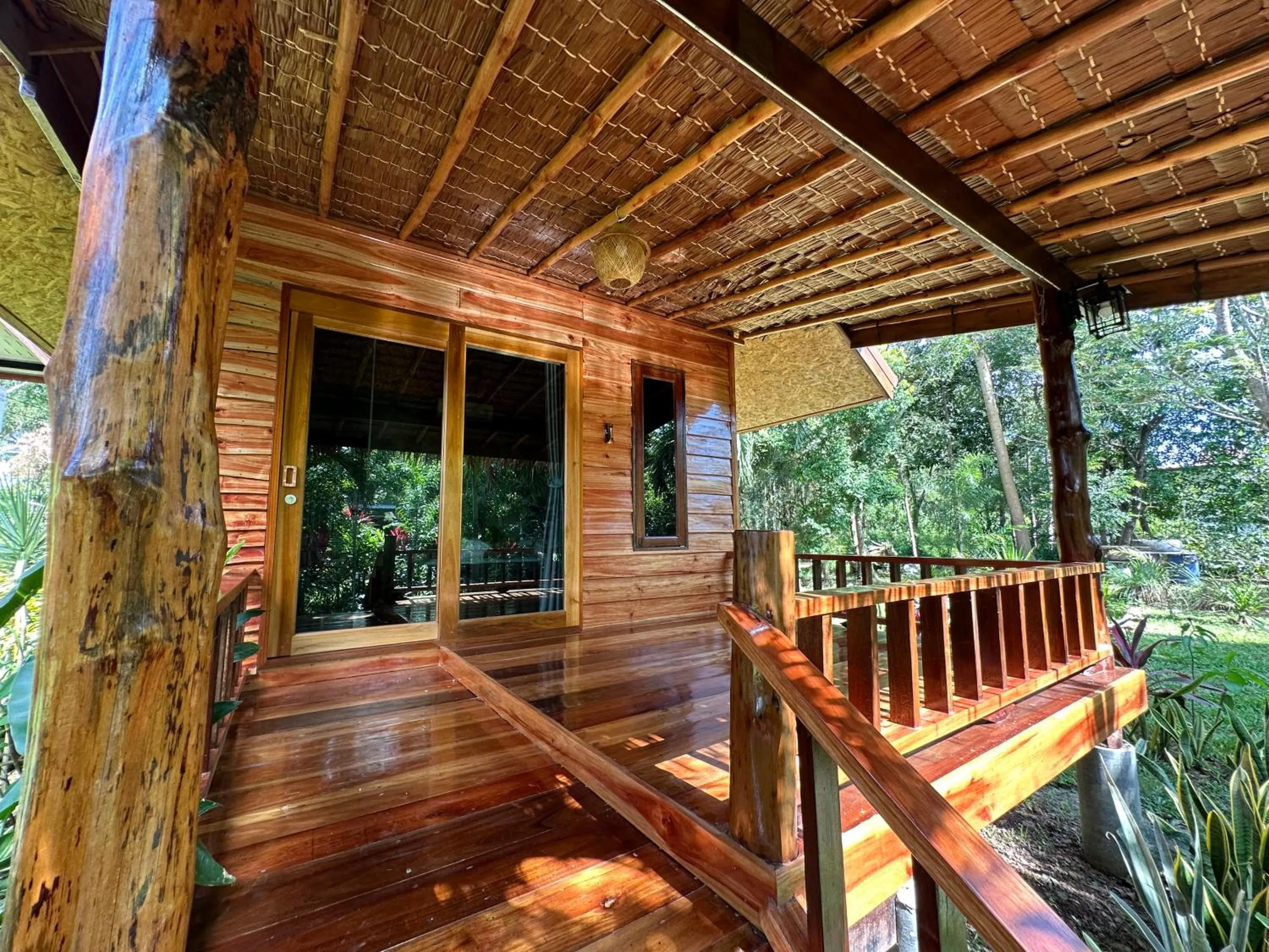Koh Jum Bungalow & Hostel