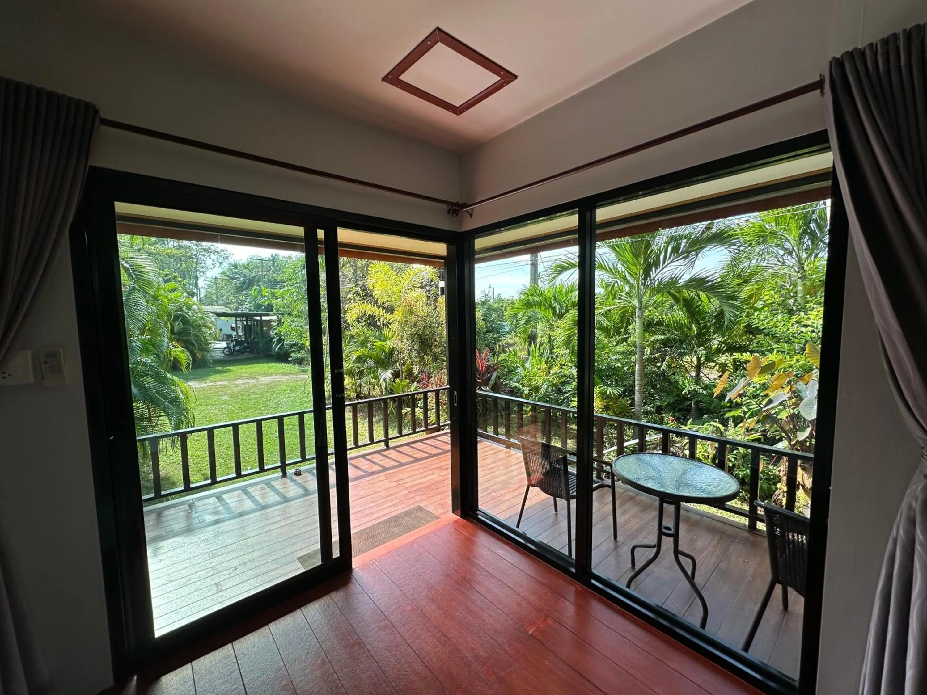 Koh Jum Bungalow & Hostel