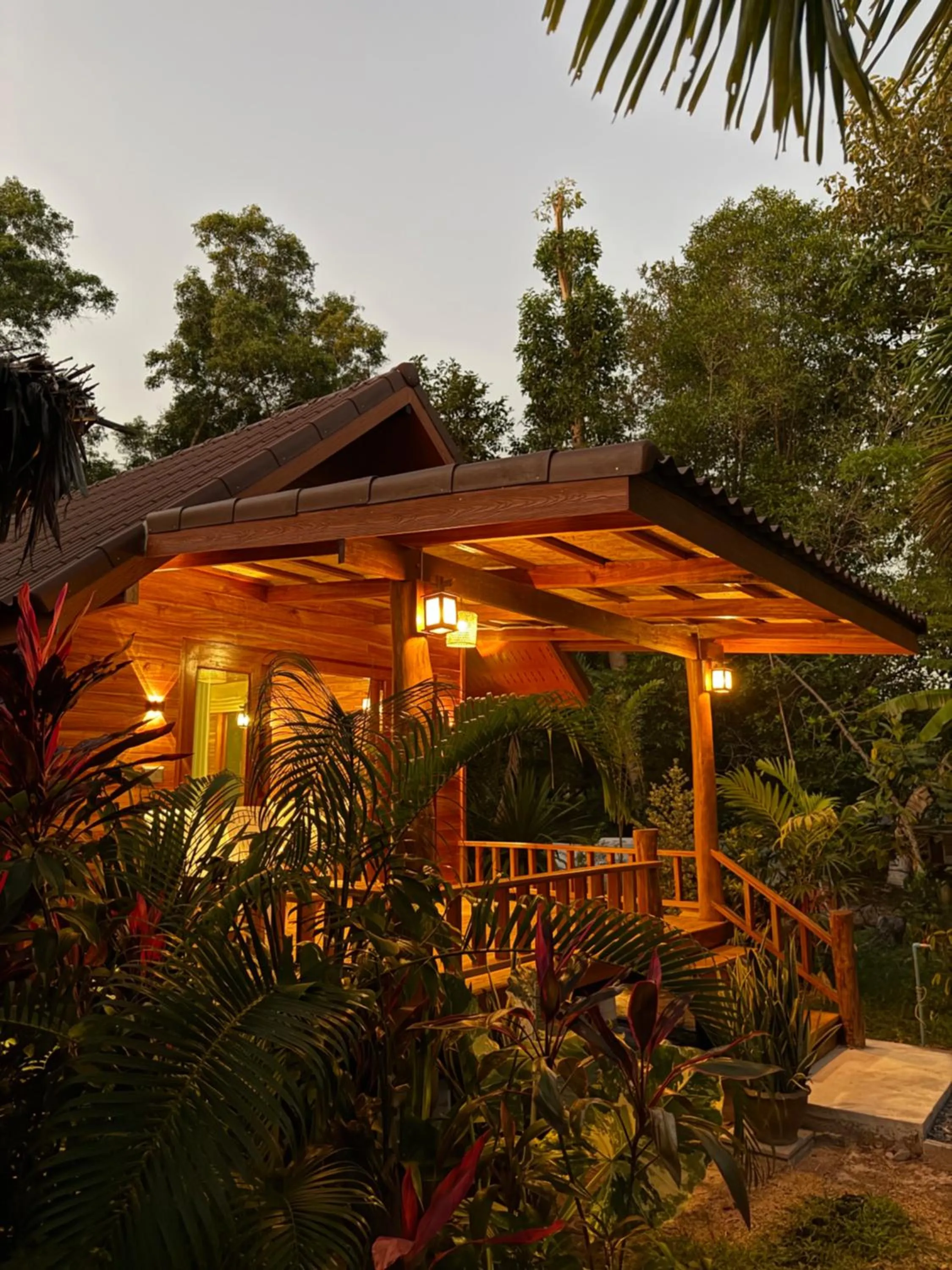 Koh Jum Bungalow & Hostel