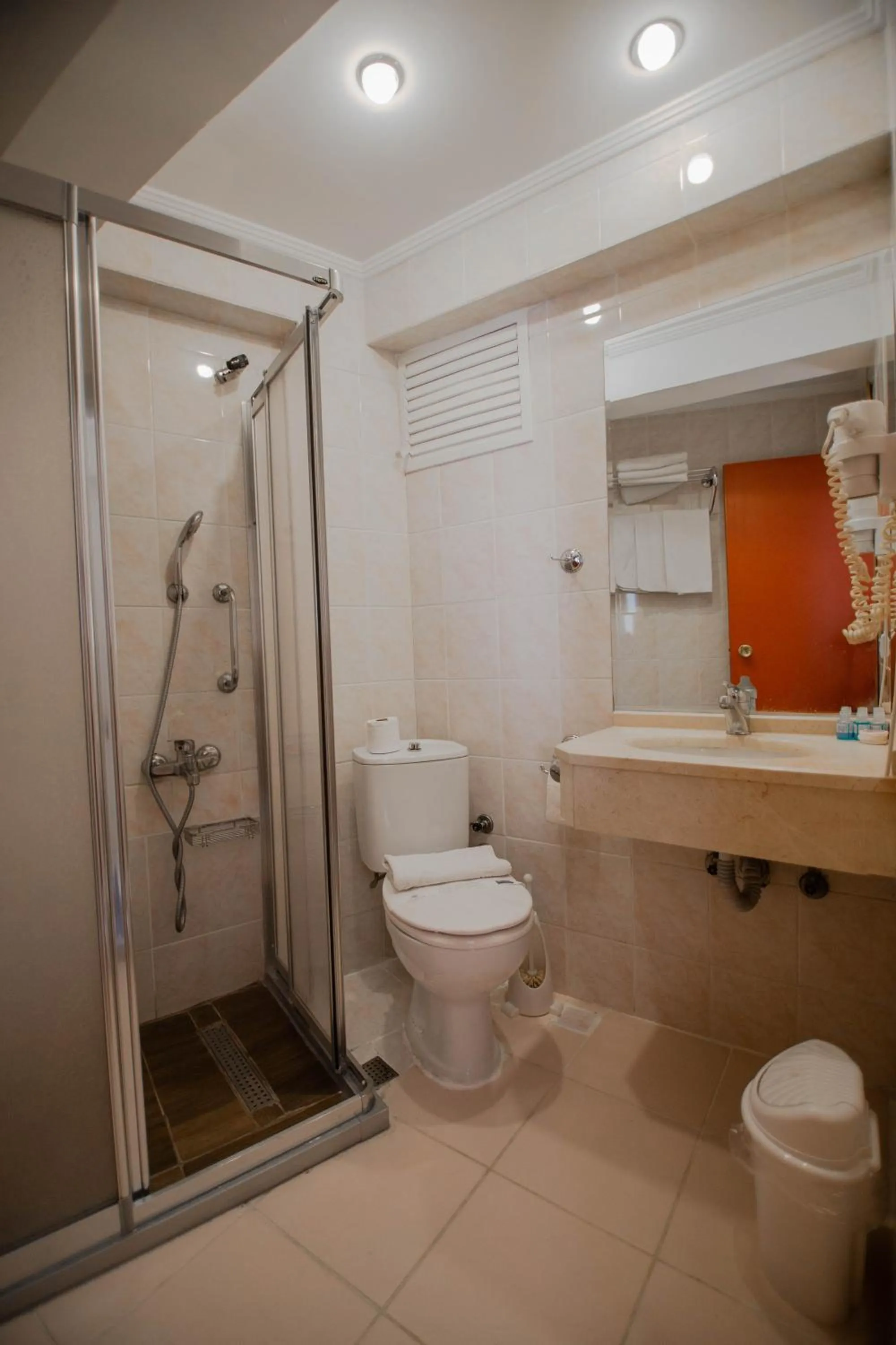 Toilet in Sahinler Hotel