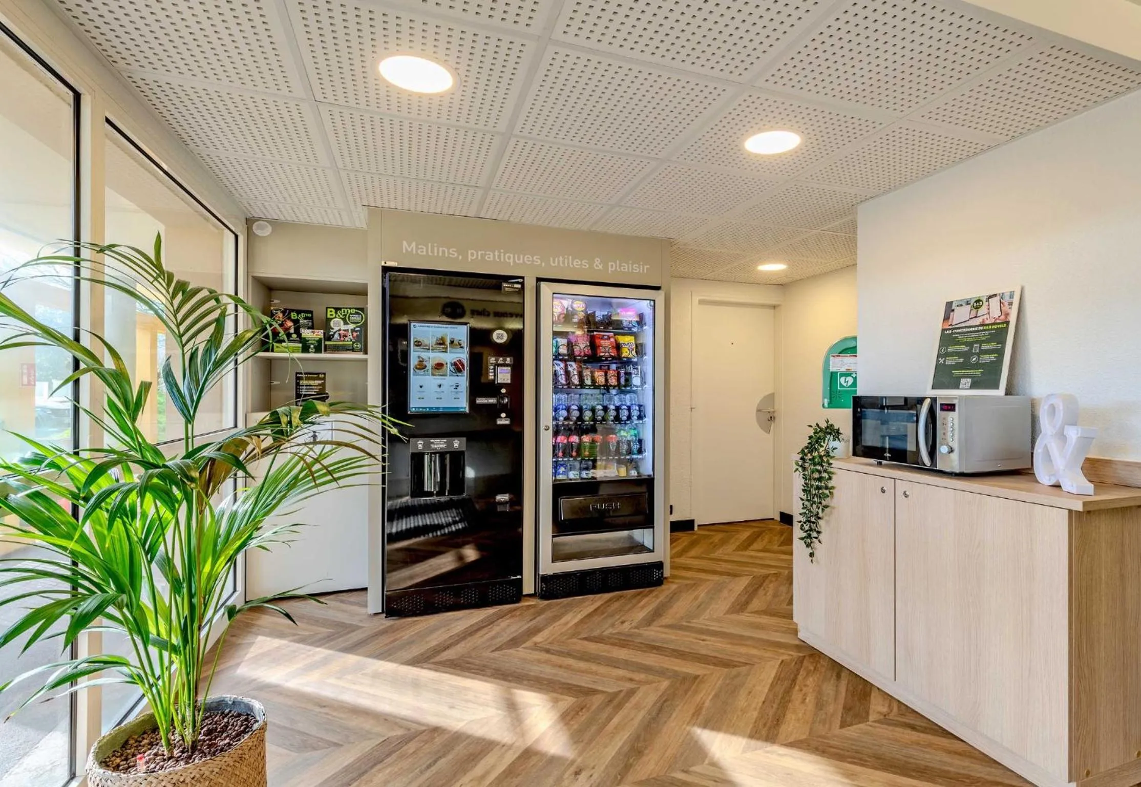 Lobby or reception in B&B HOTEL Brest Kergaradec Aéroport