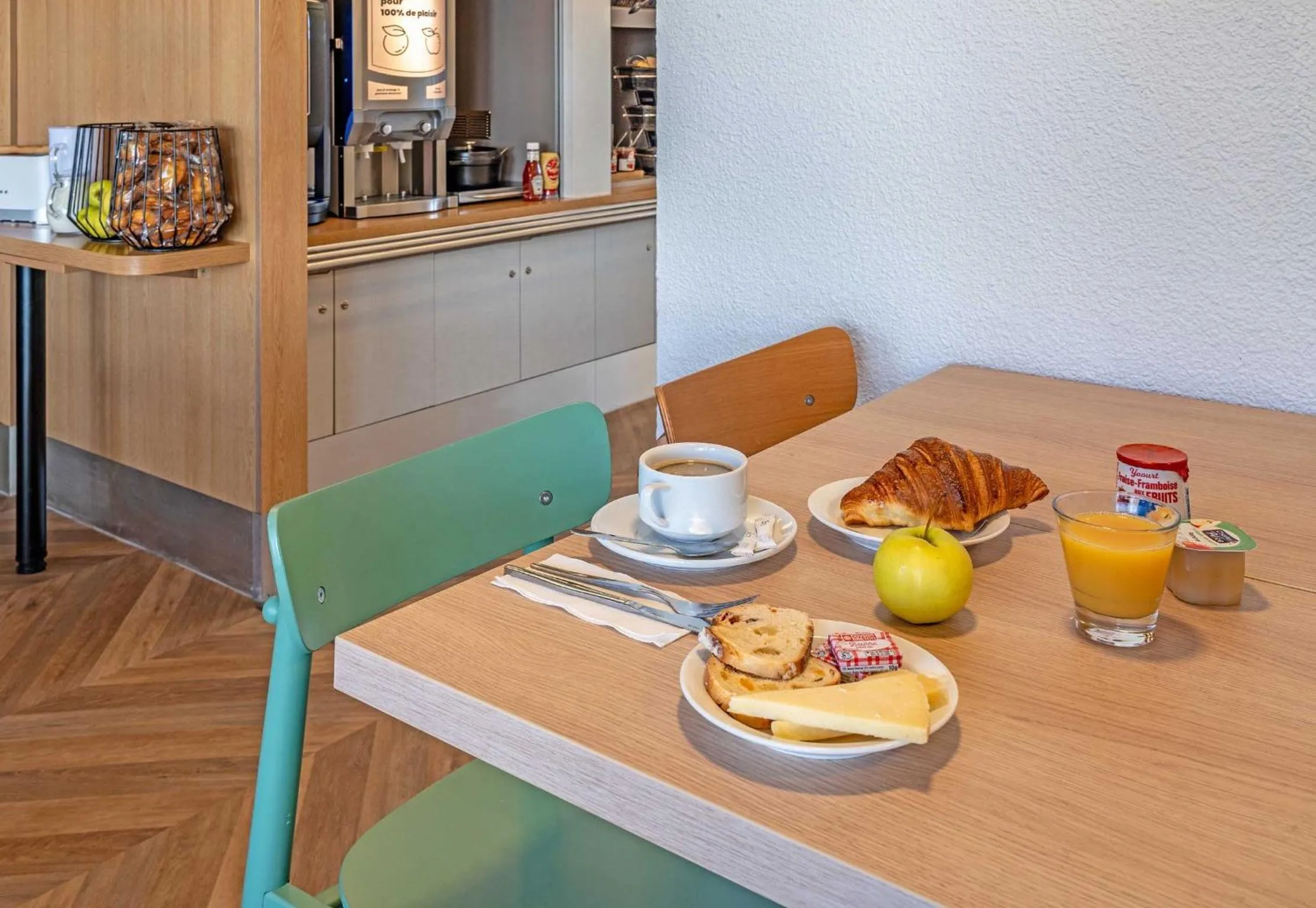 Breakfast in B&B HOTEL Brest Kergaradec Aéroport