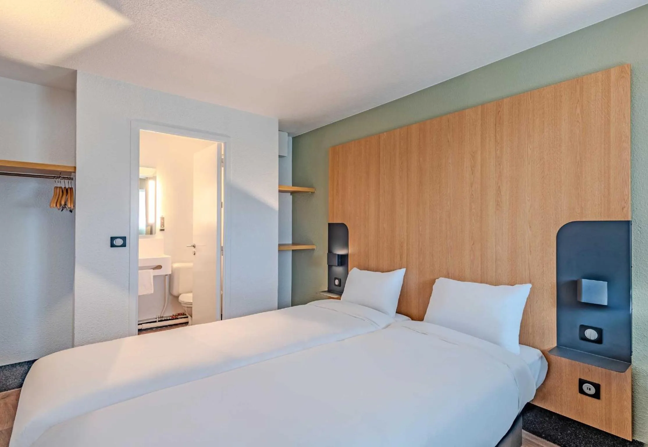 Bathroom, Bed in B&B HOTEL Brest Kergaradec Aéroport