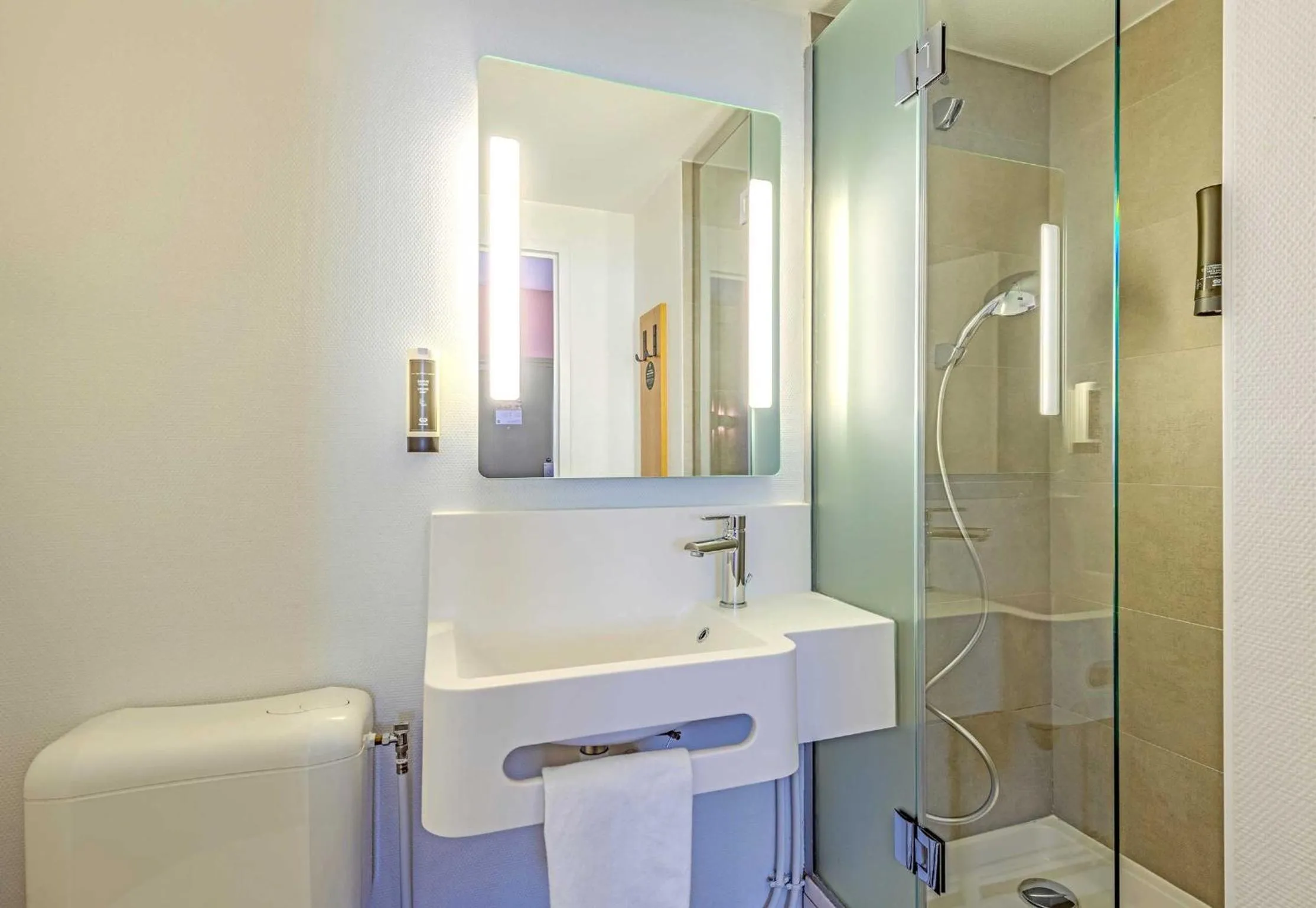 Bathroom in B&B HOTEL Brest Kergaradec Aéroport