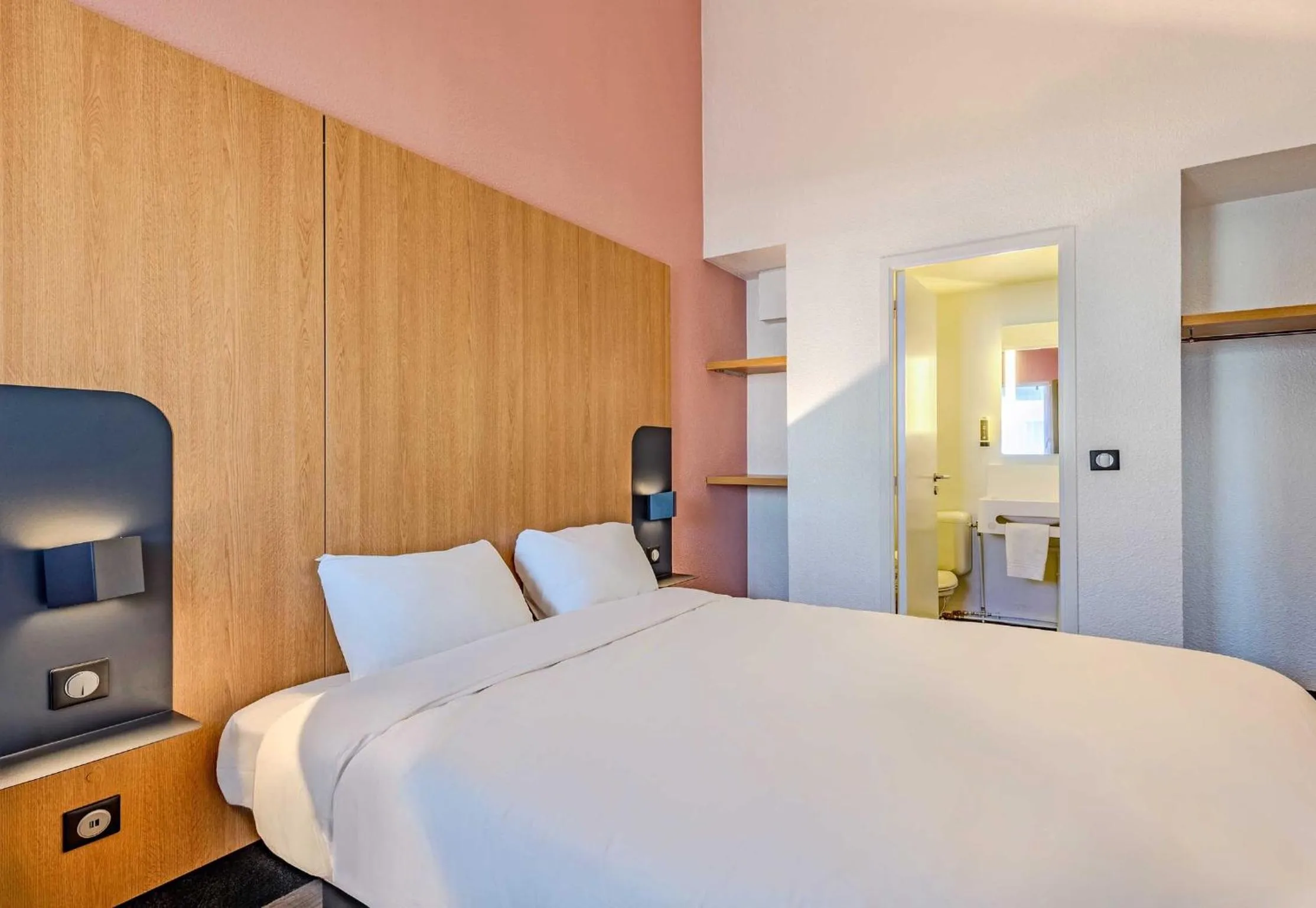 Bathroom, Bed in B&B HOTEL Brest Kergaradec Aéroport