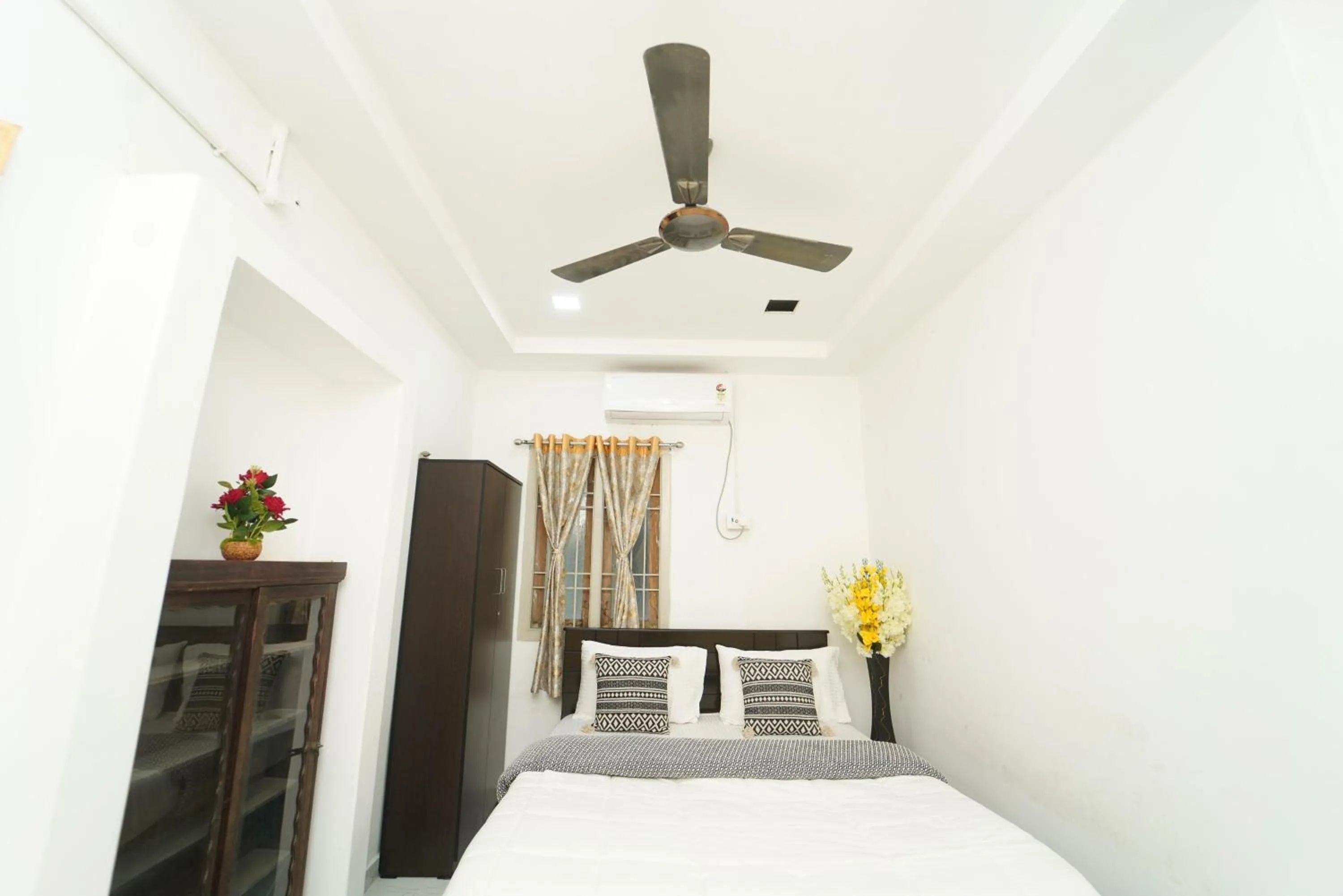 Blue Horizon Apartment 2BHK Nr Marina Beach