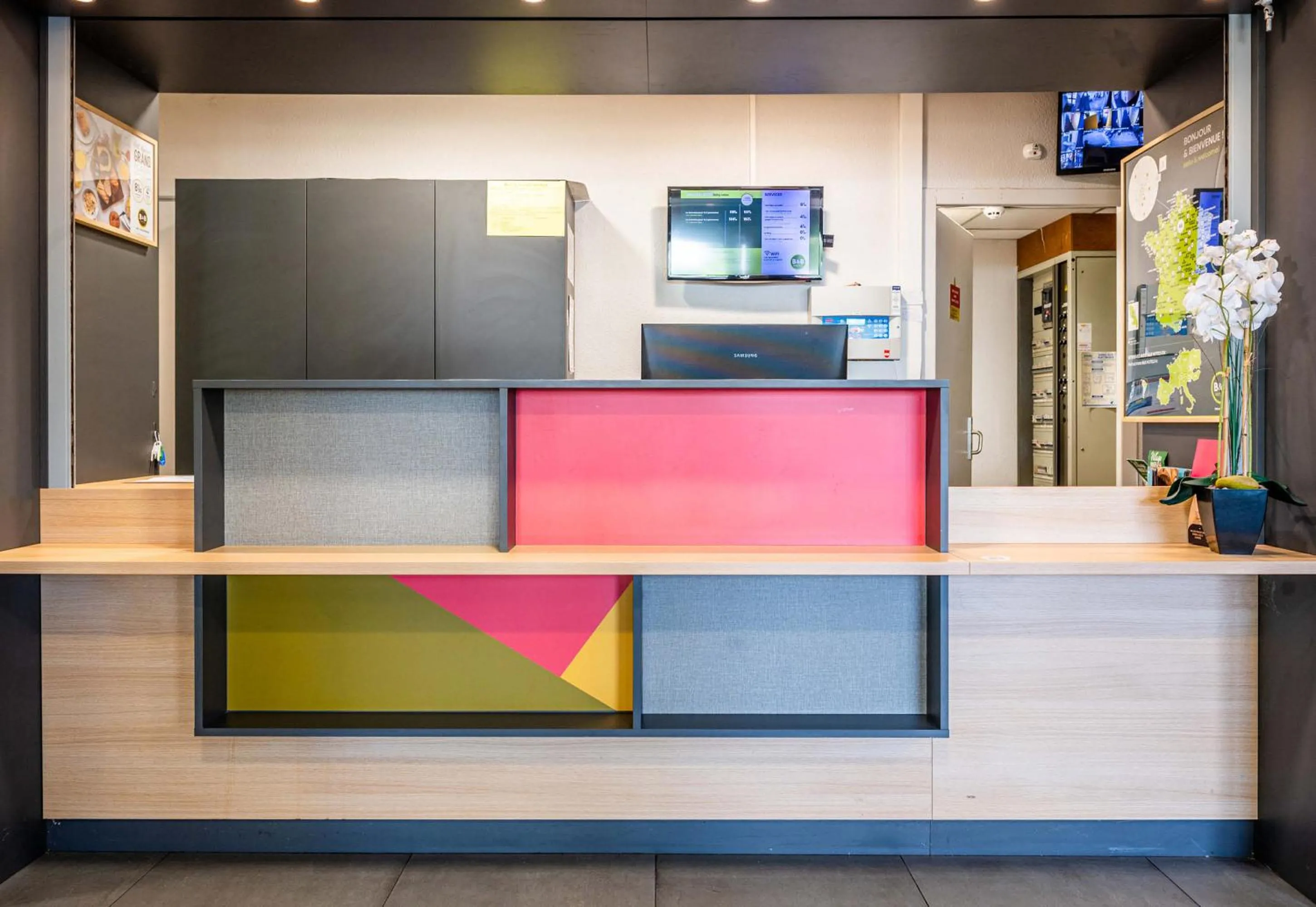 Lobby or reception in B&B HOTEL CHAMBERY La Cassine