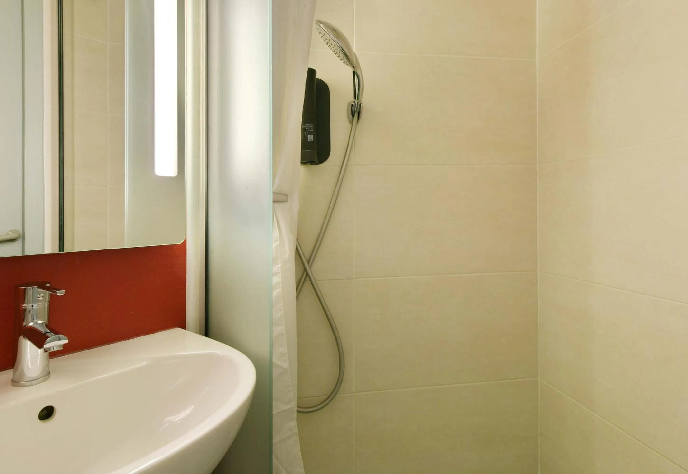 Bathroom in B&B HOTEL Le Mans Nord 1