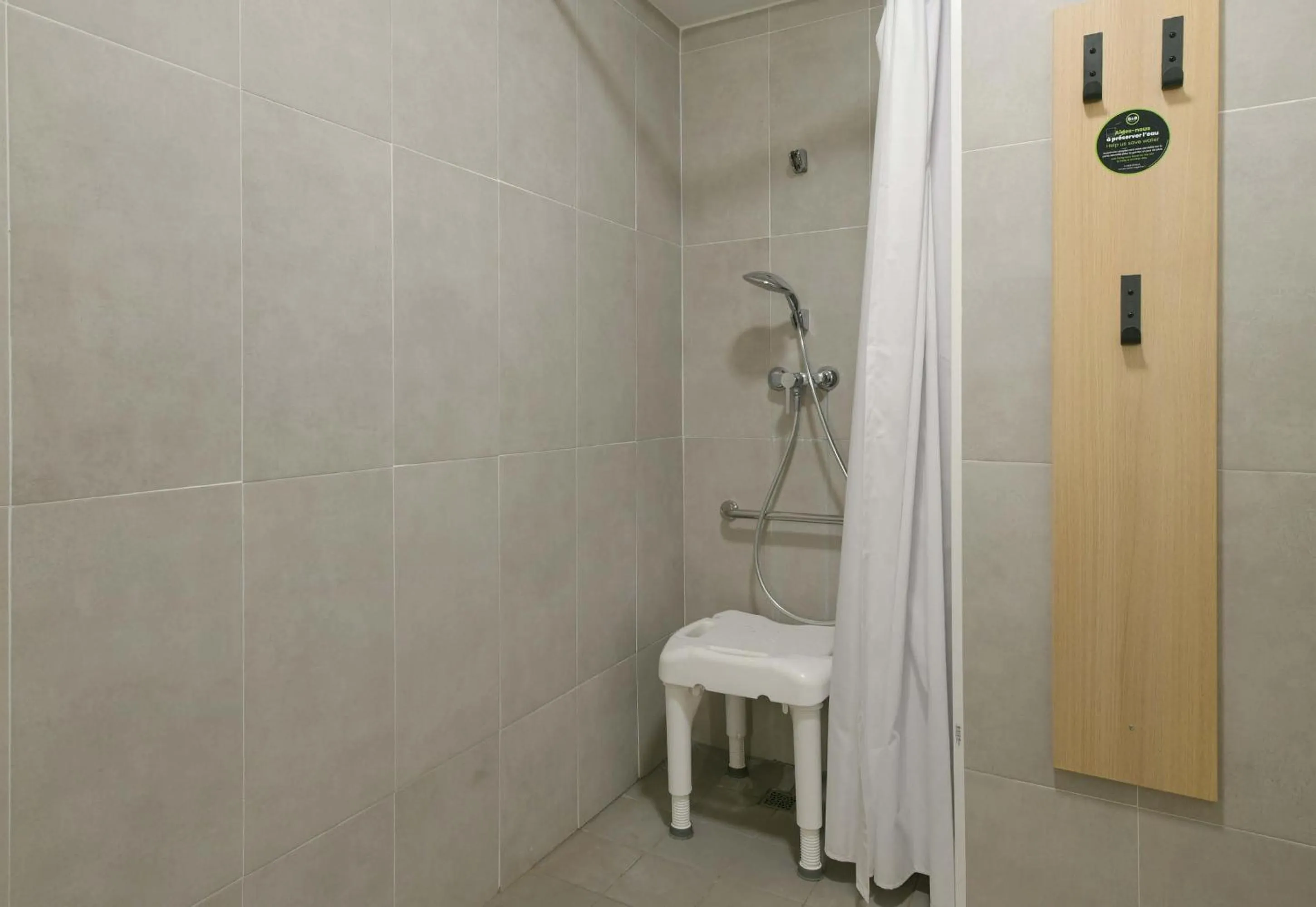 Bathroom in B&B HOTEL Le Mans Nord 1