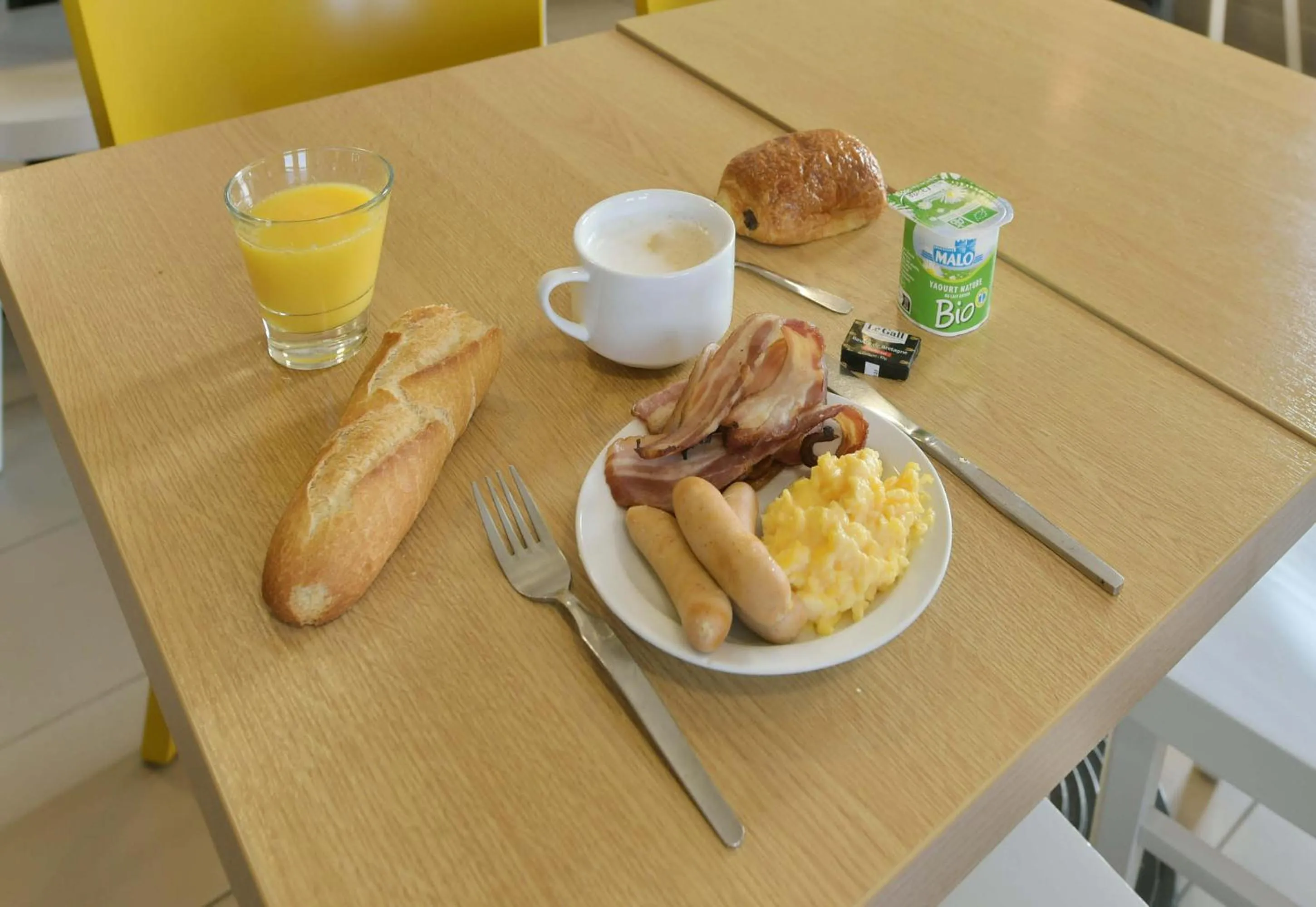 Buffet breakfast in B&B HOTEL Le Mans Nord 1