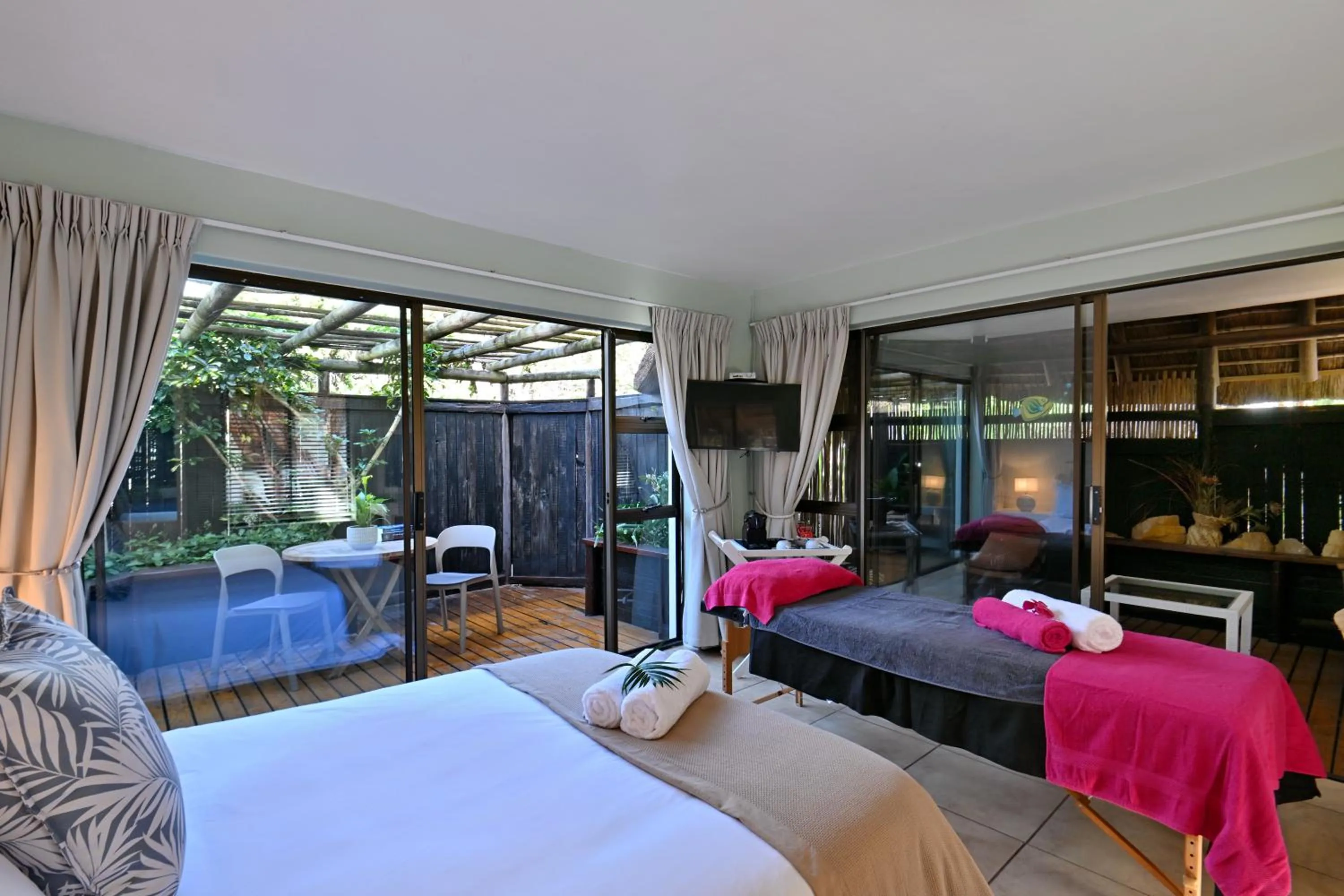 Bedroom, Bed in BonBini Guest House