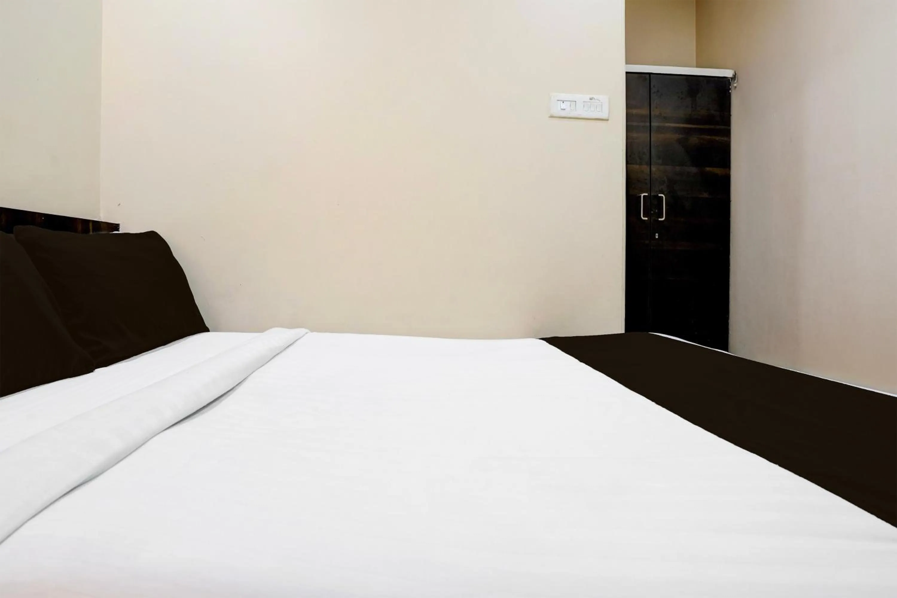 Bedroom, Bed in Collection O Airport Metro Andheri East