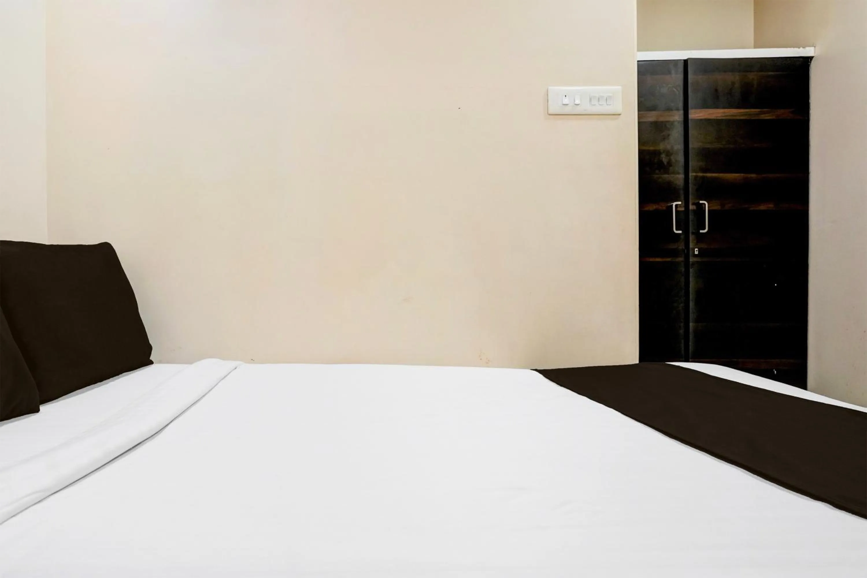 Bedroom, Bed in Collection O Airport Metro Andheri East