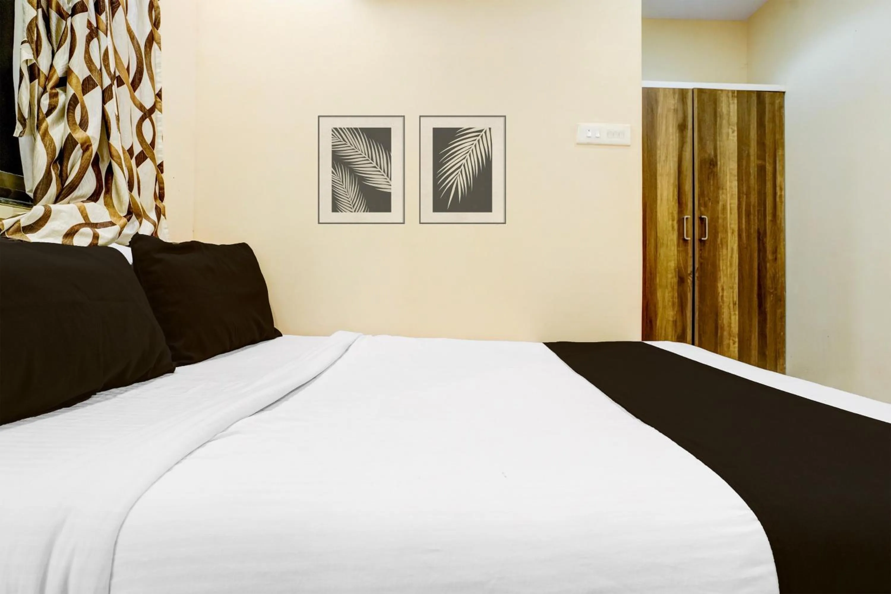 Bedroom, Bed in Collection O Airport Metro Andheri East