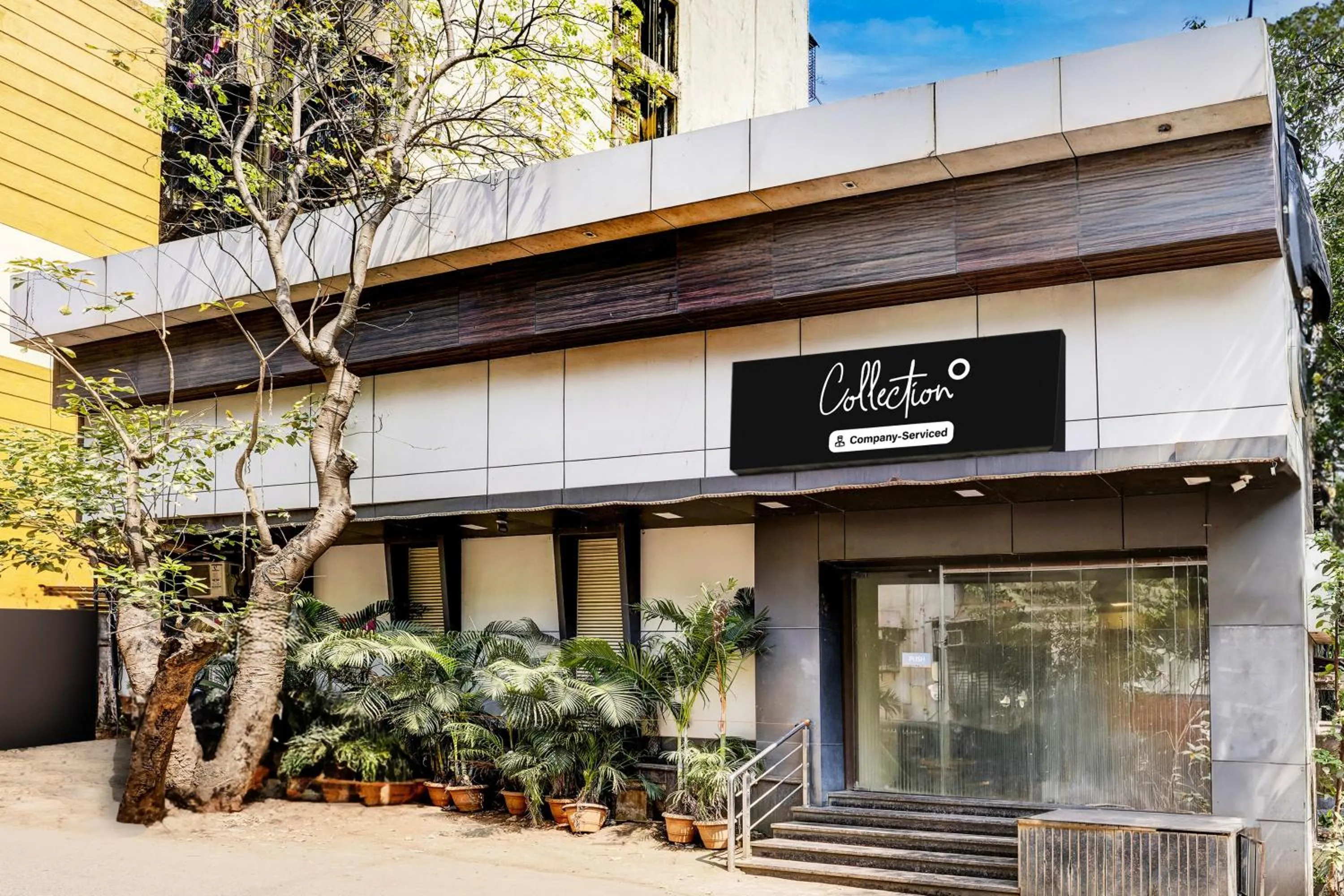 Facade/entrance in Collection O Airport Metro Andheri East