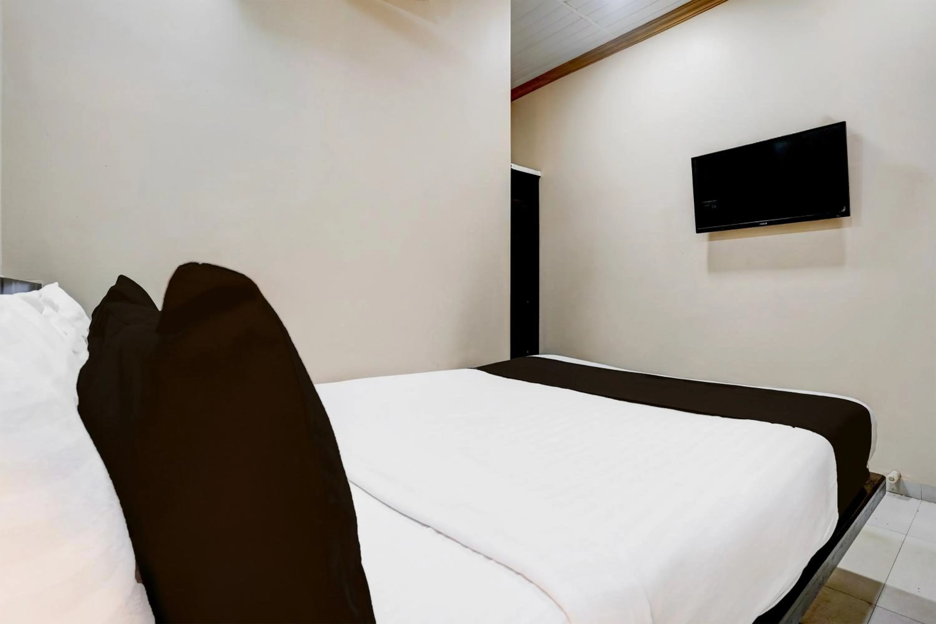 Bedroom, Bed in Collection O Airport Metro Andheri East