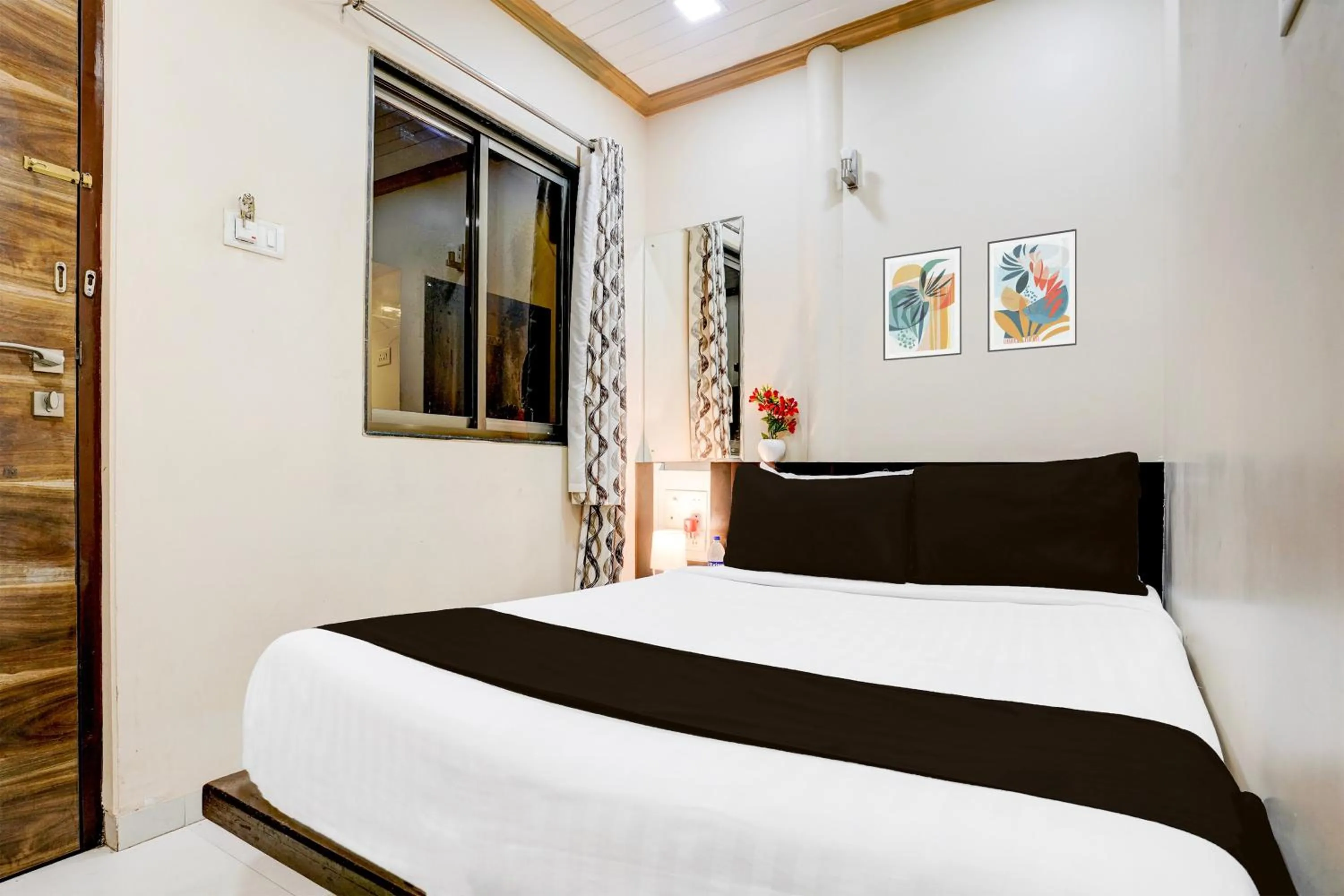 Bedroom, Bed in Collection O Airport Metro Andheri East