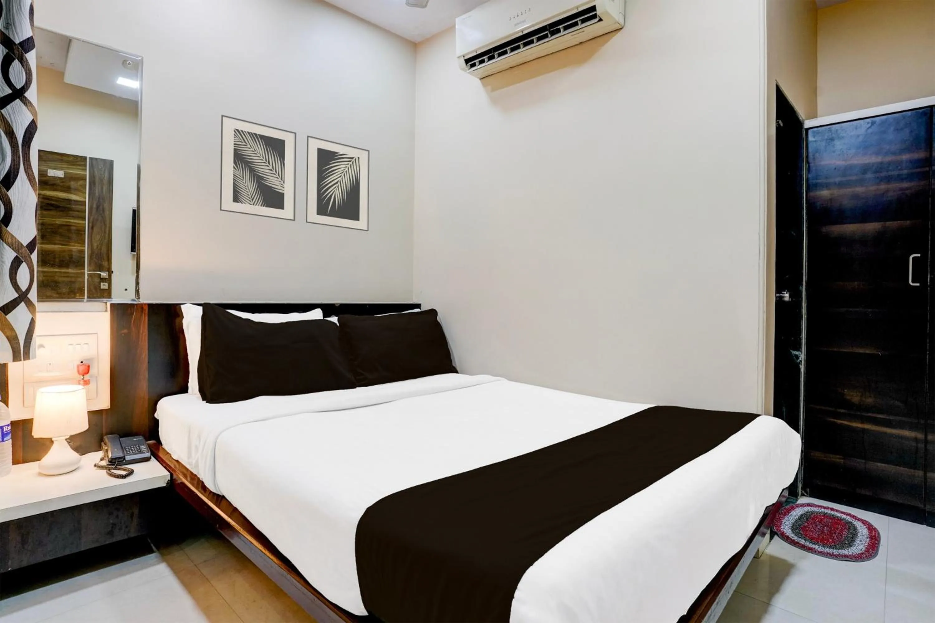 Bedroom, Bed in Collection O Airport Metro Andheri East