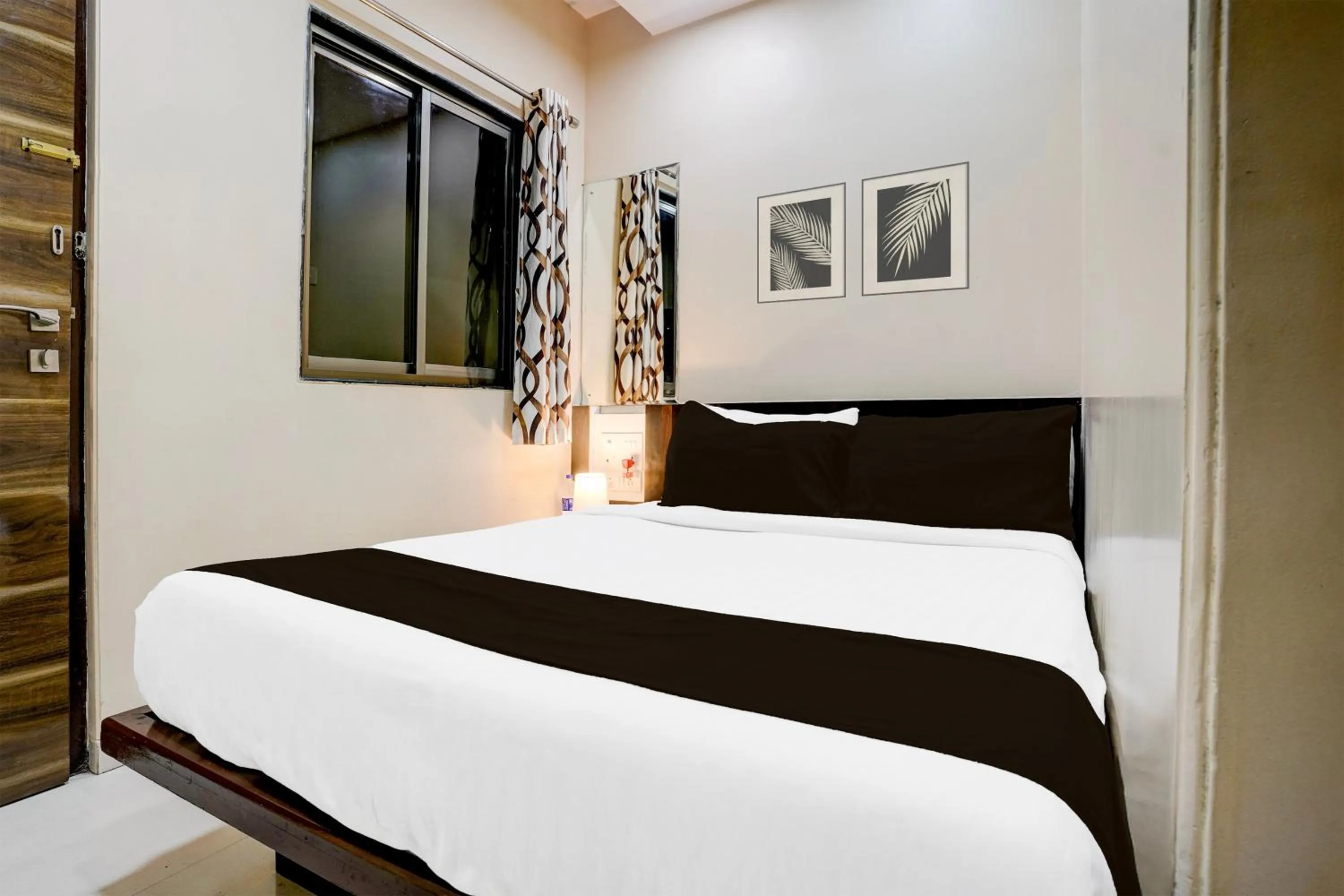 Bedroom, Bed in Collection O Airport Metro Andheri East
