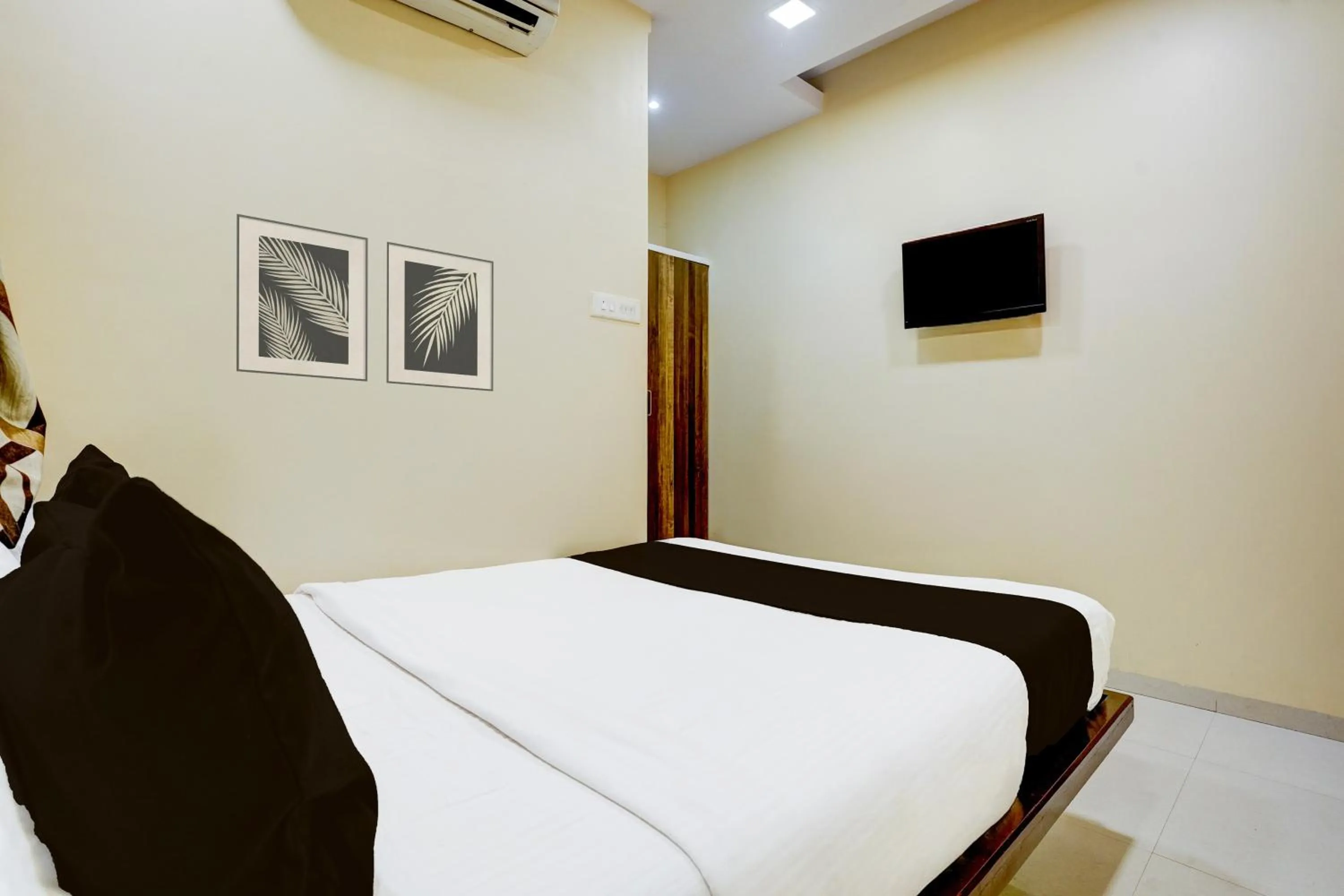 Bedroom, Bed in Collection O Airport Metro Andheri East