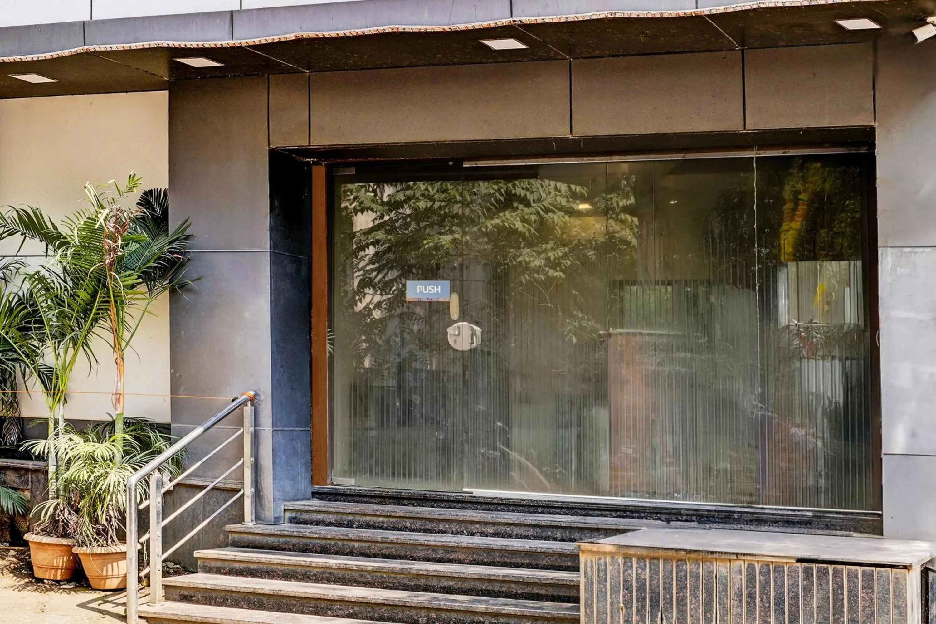 Facade/entrance in Collection O Airport Metro Andheri East