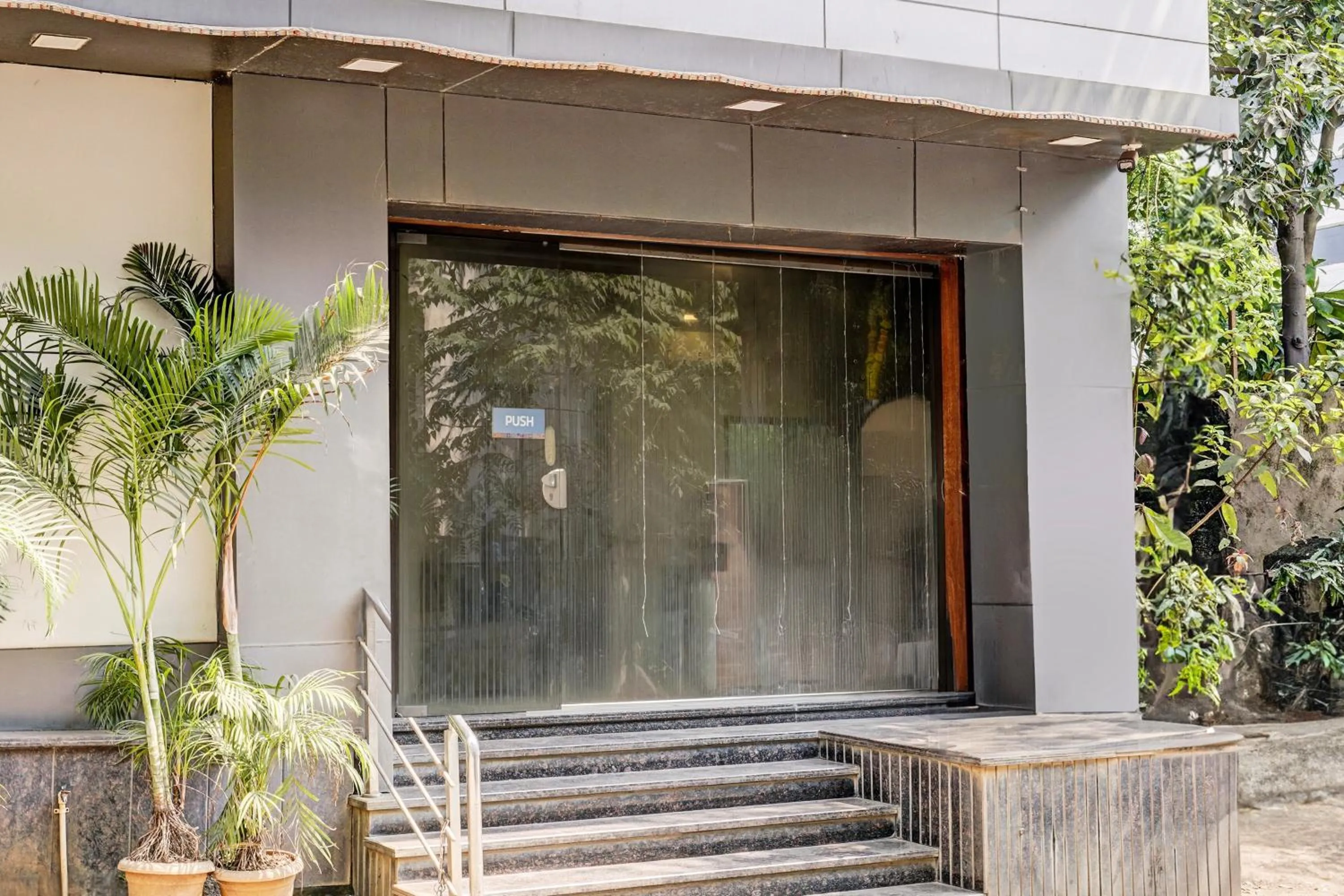 Facade/entrance in Collection O Airport Metro Andheri East
