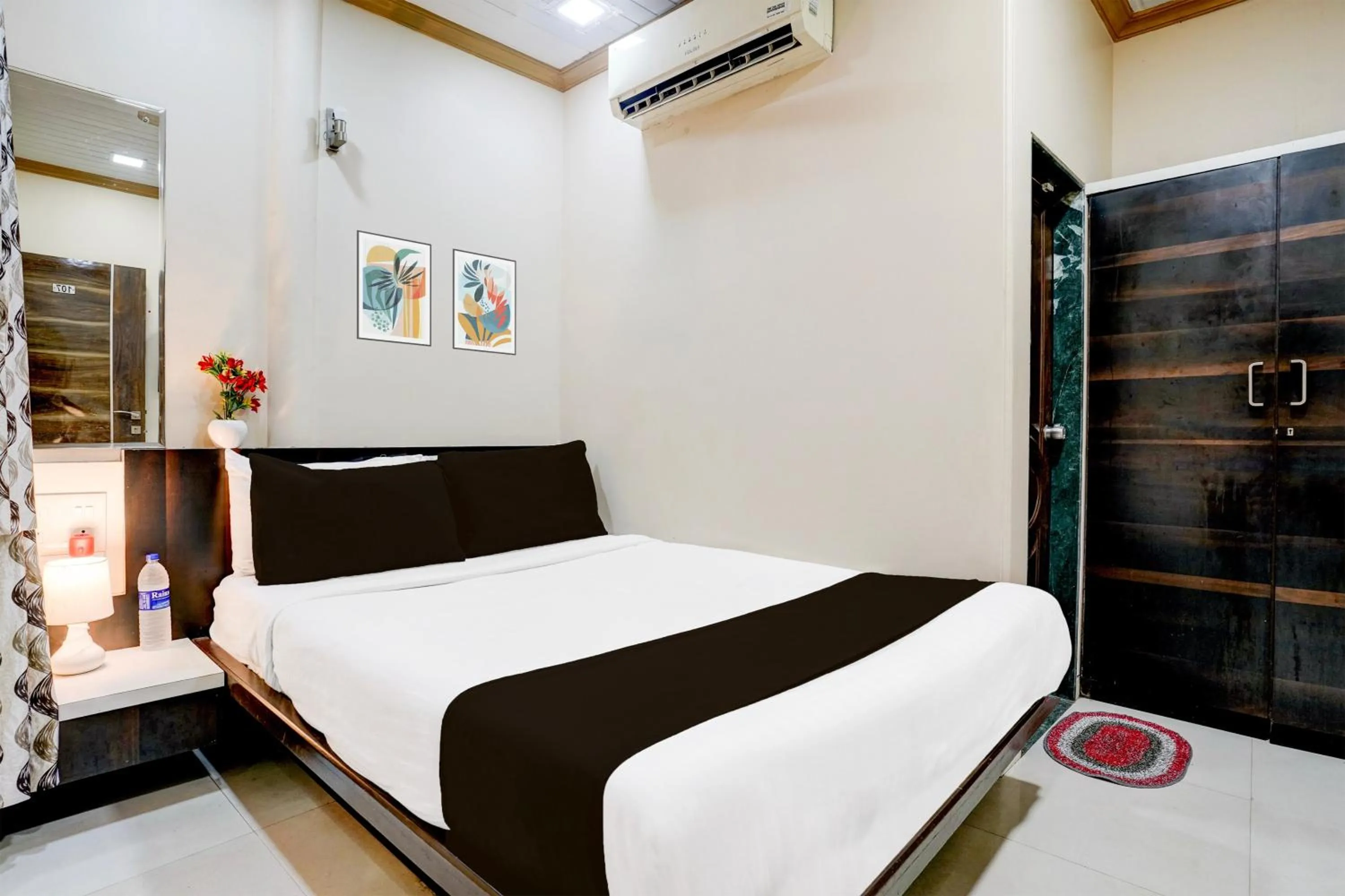 Bedroom, Bed in Collection O Airport Metro Andheri East
