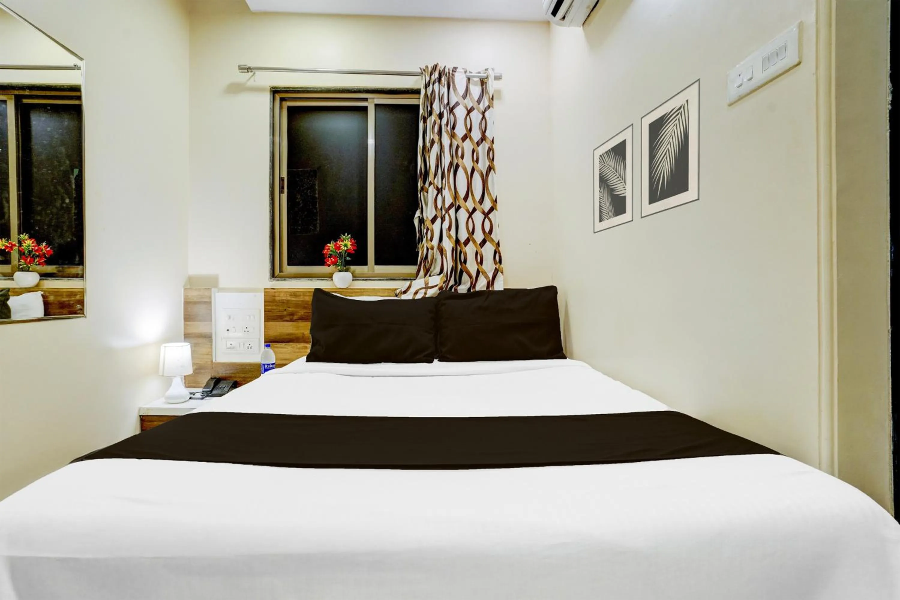 Bedroom, Bed in Collection O Airport Metro Andheri East