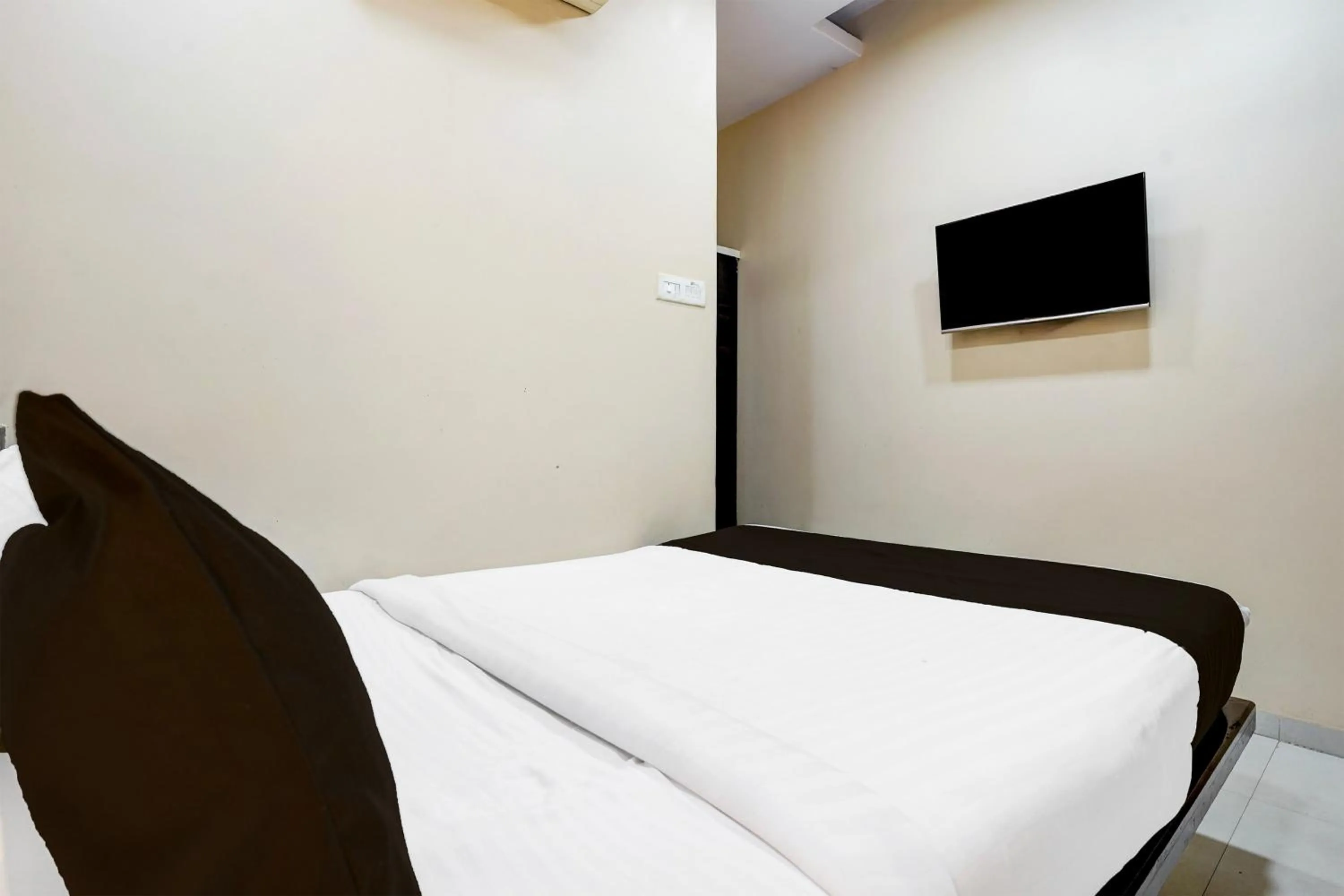 Bedroom, Bed in Collection O Airport Metro Andheri East