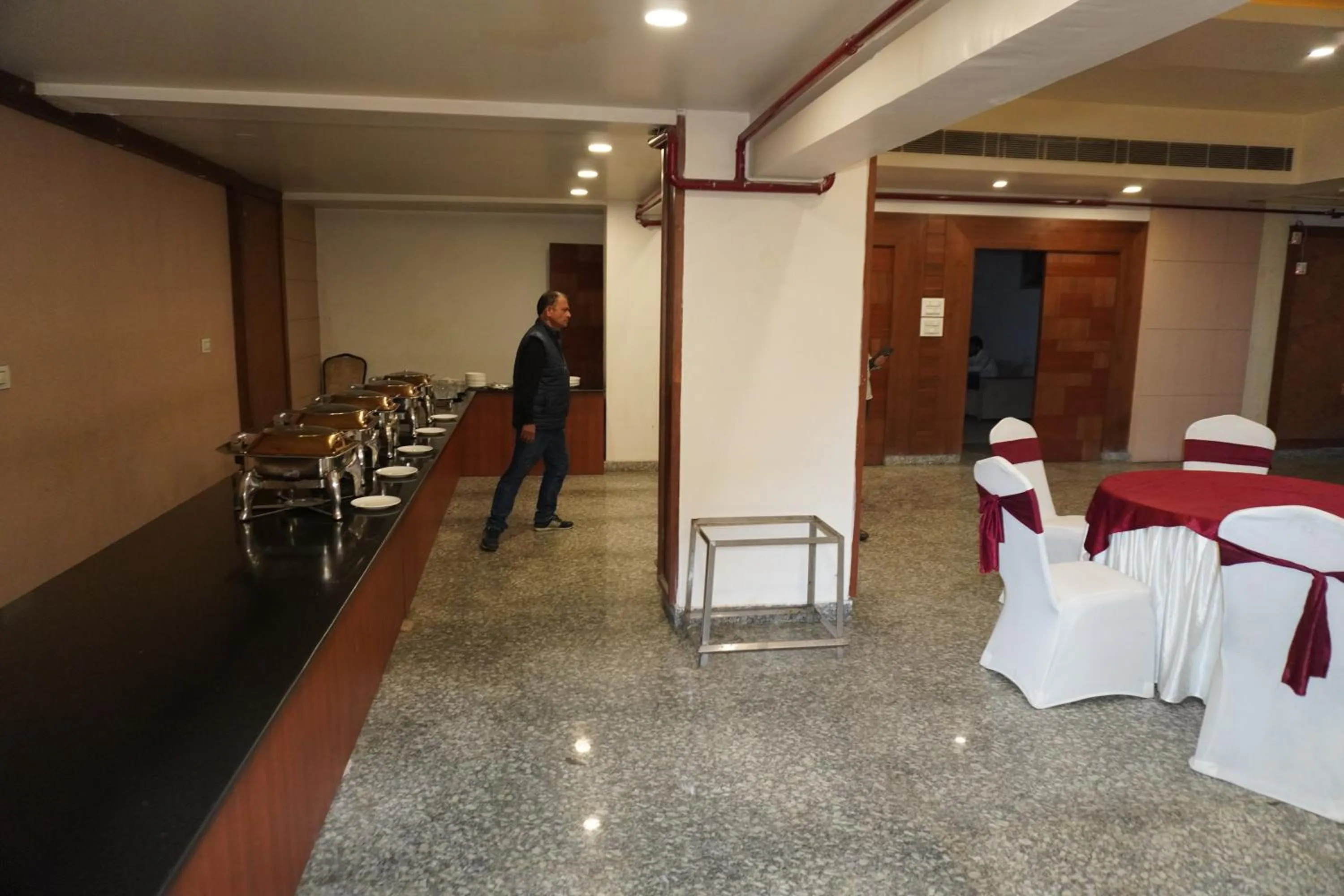 Restaurant/places to eat in Hotel Nilax