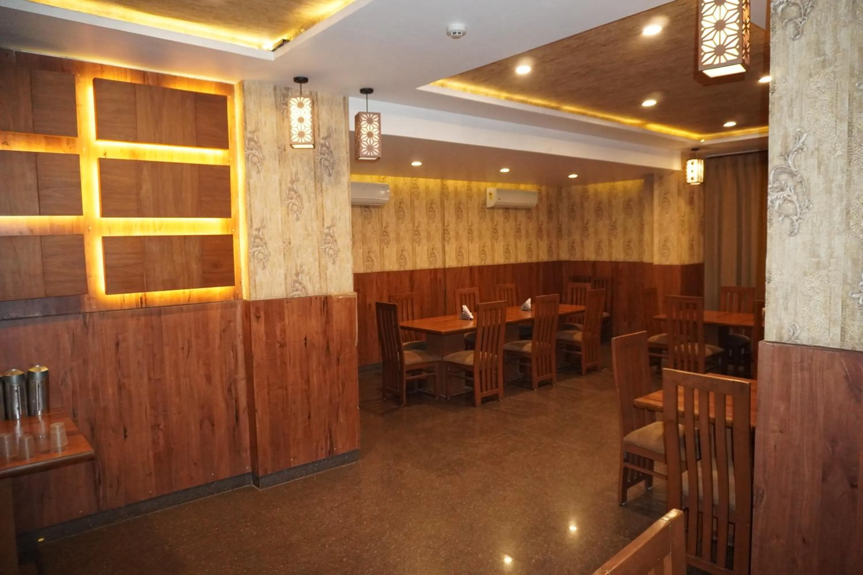 Restaurant/places to eat in Hotel Nilax