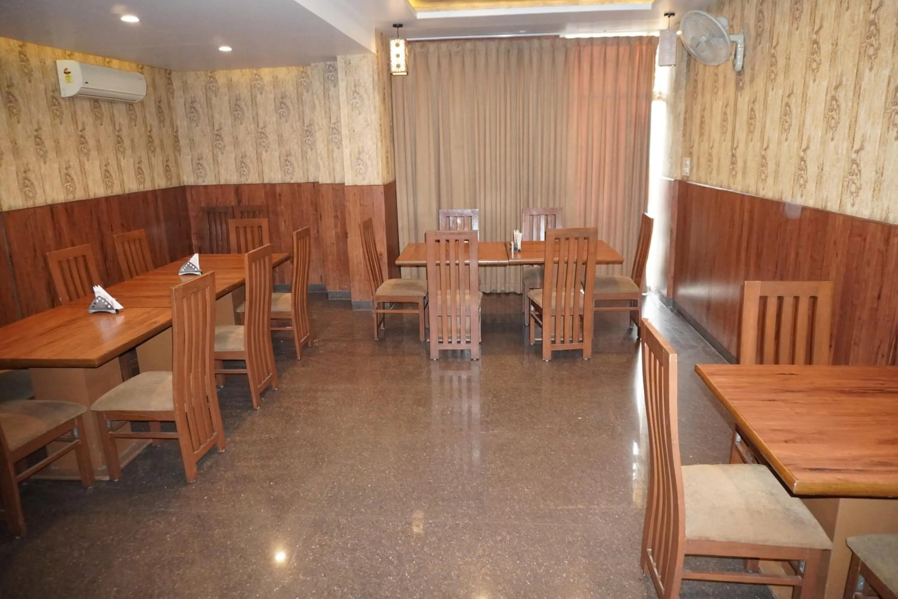 Restaurant/places to eat in Hotel Nilax